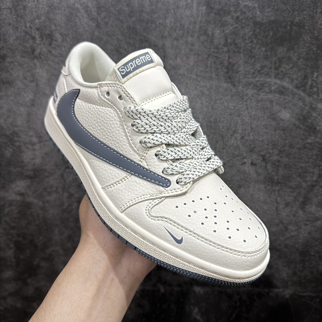 图片[3]-【定制版】Fragment x Travis Scott x SUpremenAir Jordan 1 Low 三方联名倒钩性价比原盒出货 全新的三方联名低帮倒钩鞋面延续了黑脚趾设计，整双鞋以全荔枝皮打造，腰身搭配白色「倒勾」，再点缀上Travis Scott 标志性的Logo，后跟处以藤原浩最拿手的蓝色为主色调，完善极具Fragment Design的白蓝黑设计风格，左右脚分别以Travis Scott鬼脸和乔丹飞翼加以修饰，彰显出三方联名的奢华格调。 官方货号：QY0268 962 Size：36 36.5 37.5 38 38.5 39 40 40.5  41 42 42.5 43 44 44.5 45 46 编码：CC280300-鞋库