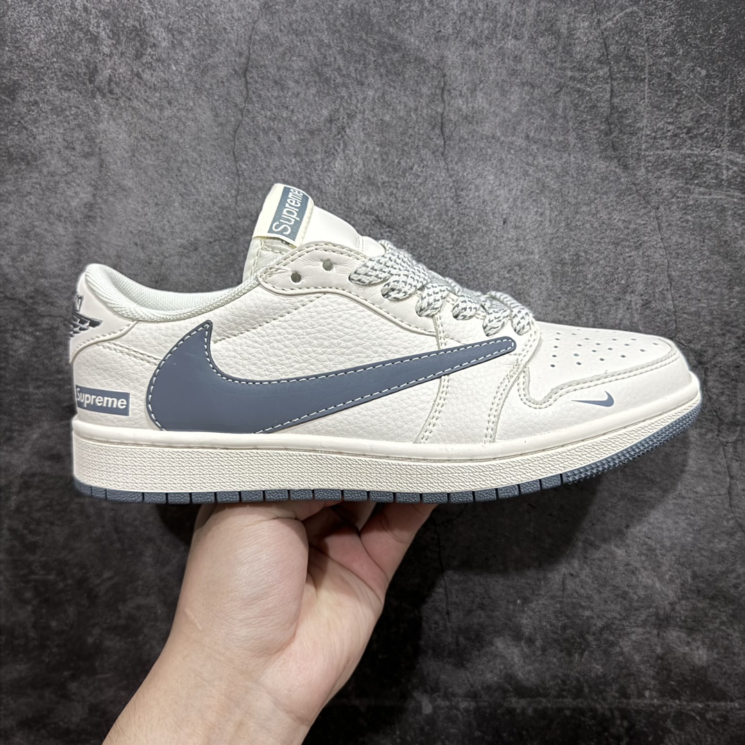 【定制版】Fragment x Travis Scott x SUpremenAir Jordan 1 Low 三方联名倒钩性价比原盒出货 全新的三方联名低帮倒钩鞋面延续了黑脚趾设计，整双鞋以全荔枝皮打造，腰身搭配白色「倒勾」，再点缀上Travis Scott 标志性的Logo，后跟处以藤原浩最拿手的蓝色为主色调，完善极具Fragment Design的白蓝黑设计风格，左右脚分别以Travis Scott鬼脸和乔丹飞翼加以修饰，彰显出三方联名的奢华格调。 官方货号：QY0268 962 Size：36 36.5 37.5 38 38.5 39 40 40.5  41 42 42.5 43 44 44.5 45 46 编码：CC280300-鞋库