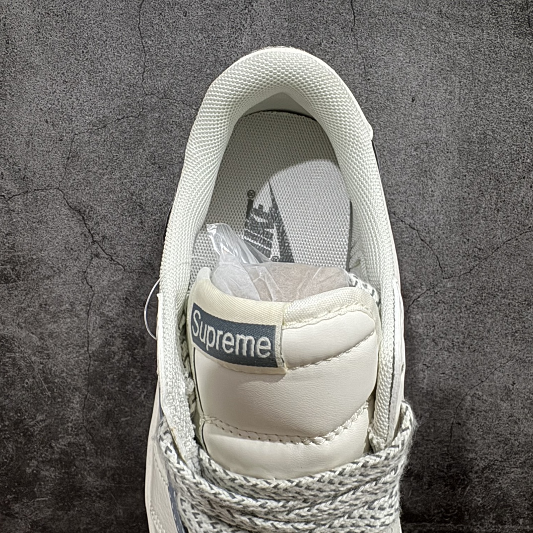 图片[8]-【定制版】Fragment x Travis Scott x SUpremenAir Jordan 1 Low 三方联名倒钩性价比原盒出货 全新的三方联名低帮倒钩鞋面延续了黑脚趾设计，整双鞋以全荔枝皮打造，腰身搭配白色「倒勾」，再点缀上Travis Scott 标志性的Logo，后跟处以藤原浩最拿手的蓝色为主色调，完善极具Fragment Design的白蓝黑设计风格，左右脚分别以Travis Scott鬼脸和乔丹飞翼加以修饰，彰显出三方联名的奢华格调。 官方货号：QY0268 962 Size：36 36.5 37.5 38 38.5 39 40 40.5  41 42 42.5 43 44 44.5 45 46 编码：CC280300-鞋库