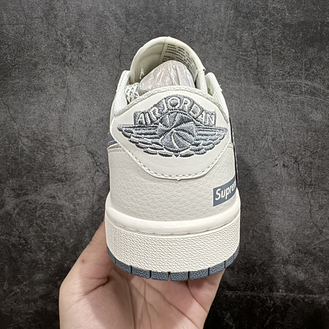 图片[4]-【定制版】Fragment x Travis Scott x SUpremenAir Jordan 1 Low 三方联名倒钩性价比原盒出货 全新的三方联名低帮倒钩鞋面延续了黑脚趾设计，整双鞋以全荔枝皮打造，腰身搭配白色「倒勾」，再点缀上Travis Scott 标志性的Logo，后跟处以藤原浩最拿手的蓝色为主色调，完善极具Fragment Design的白蓝黑设计风格，左右脚分别以Travis Scott鬼脸和乔丹飞翼加以修饰，彰显出三方联名的奢华格调。 官方货号：QY0268 962 Size：36 36.5 37.5 38 38.5 39 40 40.5  41 42 42.5 43 44 44.5 45 46 编码：CC280300-鞋库