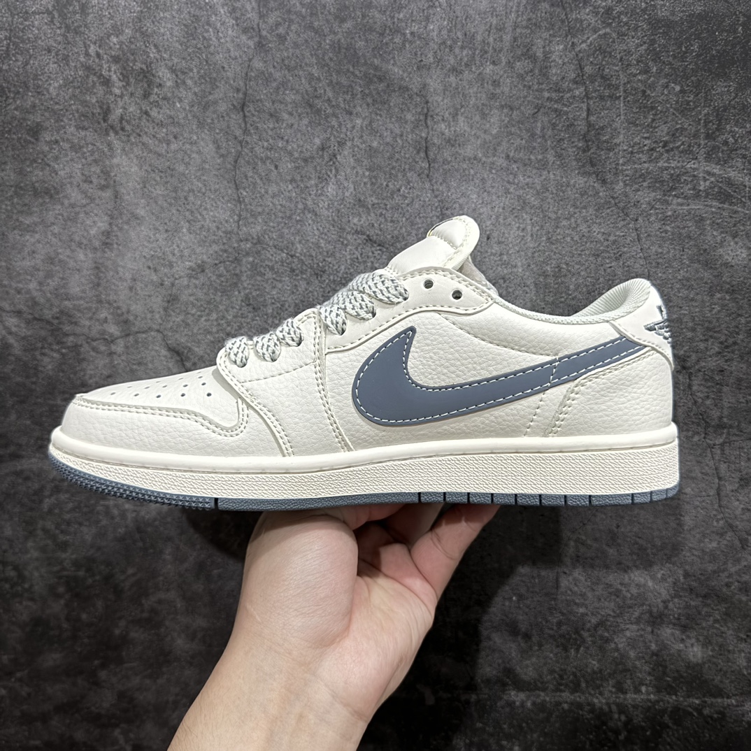 图片[2]-【定制版】Fragment x Travis Scott x SUpremenAir Jordan 1 Low 三方联名倒钩性价比原盒出货 全新的三方联名低帮倒钩鞋面延续了黑脚趾设计，整双鞋以全荔枝皮打造，腰身搭配白色「倒勾」，再点缀上Travis Scott 标志性的Logo，后跟处以藤原浩最拿手的蓝色为主色调，完善极具Fragment Design的白蓝黑设计风格，左右脚分别以Travis Scott鬼脸和乔丹飞翼加以修饰，彰显出三方联名的奢华格调。 官方货号：QY0268 962 Size：36 36.5 37.5 38 38.5 39 40 40.5  41 42 42.5 43 44 44.5 45 46 编码：CC280300-鞋库