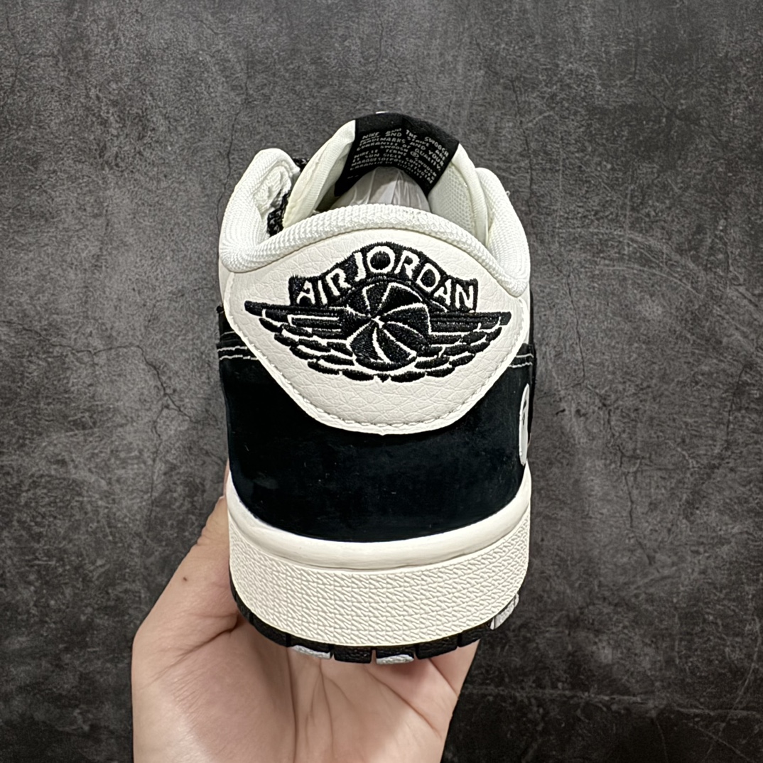 图片[4]-【定制版】Travis Scott x Fragment Design x Air Jordan 1 Low OG SP AJ1 乔1 BAPE联名-黑白脚趾 低帮文化休闲板鞋 XY2688-106nn多方联名合作融合了Travis Scott 独特的音乐风格，藤原浩个性的设计风格以及Jordan品牌的经典元素 使其成为一双具有独特身份和价值的鞋子 清新而立体的外观加上联名标识更突出了其独特身份 这种配色方案显示出活力和时尚感 在视觉上引人注目  鞋身的质感和细腻的细节处理使其显得高端而格调十足  这款“倒钩”联名是设计与创意完美结合  融合多方的个性风格是一款备受瞩目的潮流鞋款  低帮休闲板鞋 定制鞋盒 大厂纯原品质出货 超高清洁度 皮料切割干净无任何毛边 细节完美  尺码：36 36.5 37.5 38 38.5 39 40 40.5 41 42 42.5 43 44 44.5 45 编码：HXS320340-鞋库