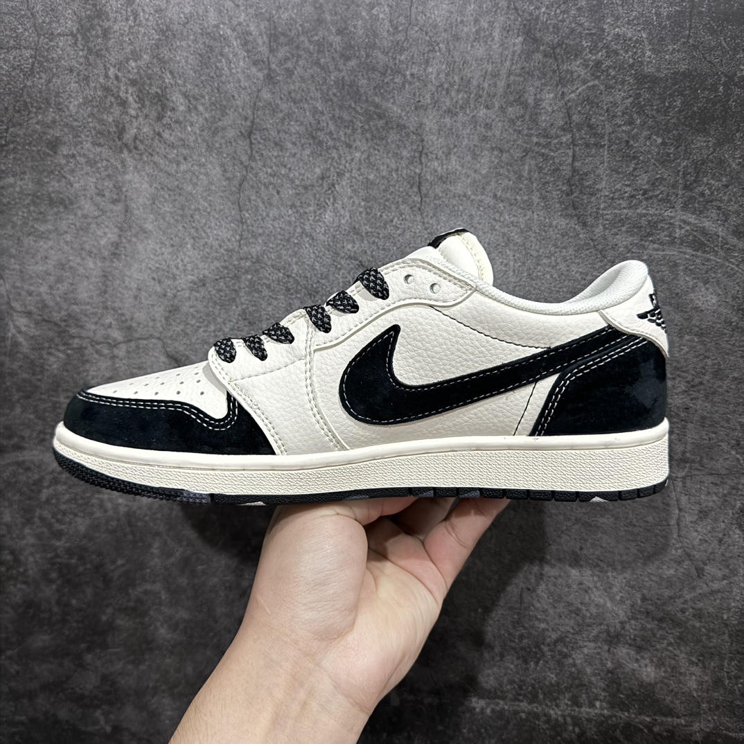 图片[2]-【定制版】Travis Scott x Fragment Design x Air Jordan 1 Low OG SP AJ1 乔1 BAPE联名-黑白脚趾 低帮文化休闲板鞋 XY2688-106nn多方联名合作融合了Travis Scott 独特的音乐风格，藤原浩个性的设计风格以及Jordan品牌的经典元素 使其成为一双具有独特身份和价值的鞋子 清新而立体的外观加上联名标识更突出了其独特身份 这种配色方案显示出活力和时尚感 在视觉上引人注目  鞋身的质感和细腻的细节处理使其显得高端而格调十足  这款“倒钩”联名是设计与创意完美结合  融合多方的个性风格是一款备受瞩目的潮流鞋款  低帮休闲板鞋 定制鞋盒 大厂纯原品质出货 超高清洁度 皮料切割干净无任何毛边 细节完美  尺码：36 36.5 37.5 38 38.5 39 40 40.5 41 42 42.5 43 44 44.5 45 编码：HXS320340-鞋库