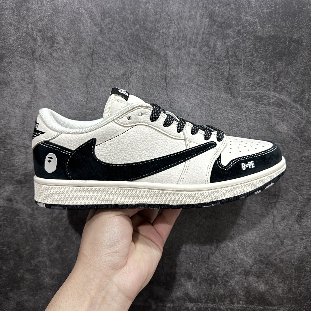 【定制版】Travis Scott x Fragment Design x Air Jordan 1 Low OG SP AJ1 乔1 BAPE联名-黑白脚趾 低帮文化休闲板鞋 XY2688-106nn多方联名合作融合了Travis Scott 独特的音乐风格，藤原浩个性的设计风格以及Jordan品牌的经典元素 使其成为一双具有独特身份和价值的鞋子 清新而立体的外观加上联名标识更突出了其独特身份 这种配色方案显示出活力和时尚感 在视觉上引人注目  鞋身的质感和细腻的细节处理使其显得高端而格调十足  这款“倒钩”联名是设计与创意完美结合  融合多方的个性风格是一款备受瞩目的潮流鞋款  低帮休闲板鞋 定制鞋盒 大厂纯原品质出货 超高清洁度 皮料切割干净无任何毛边 细节完美  尺码：36 36.5 37.5 38 38.5 39 40 40.5 41 42 42.5 43 44 44.5 45 编码：HXS320340-鞋库