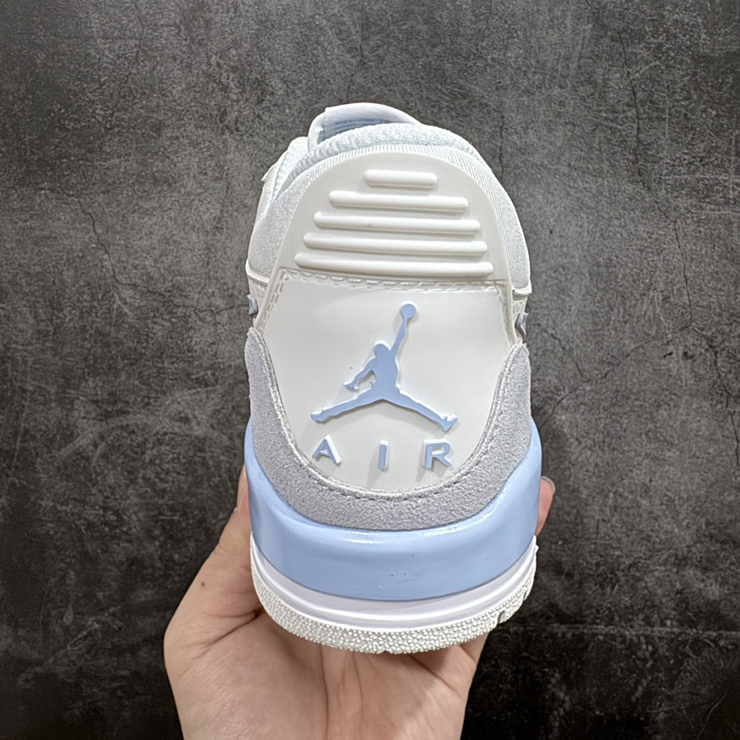 图片[4]-【纯原N版】Air Jordan Legacy AJ312 Low低帮复古篮球鞋 白灰蓝 HQ1190-101nnn市场最强独一档产物 全套原纸板楦头开发 原厂大底磨具加持立体防滑纹理 原档数据后跟TPU子母扣魔术贴 原装可视Air Sole气垫 原汁原味最完美的312代版型 唯一正确鞋头趴度弧度高度鞋身腰线 进口港宝加持 后跟自然饱满 全鞋荧光划线卡点 追求极致完美 每一双都是工艺品 多重QC质检 超越公司货的品控标准 实实在在的免检产品 鞋身采用了皮革材质打造 横跨鞋面的魔术贴十分吸睛 侧面的Swoosh Logo的一部分被鞋面遮挡了一部分 颇具玩味 魔术贴上标有NK标识 而鞋舌上是Jordan的经典红色飞翼Logo 后跟和鞋底均采用了AJ3的设计 后跟上同样也使用了经典的爆裂纹图案SIZE：36 36.5 37.5 38 38.5 39 40 40.5 41 42 42.5 43 44 44.5 45 46 47.5 编码：QH2802300-莆田鞋批发中心