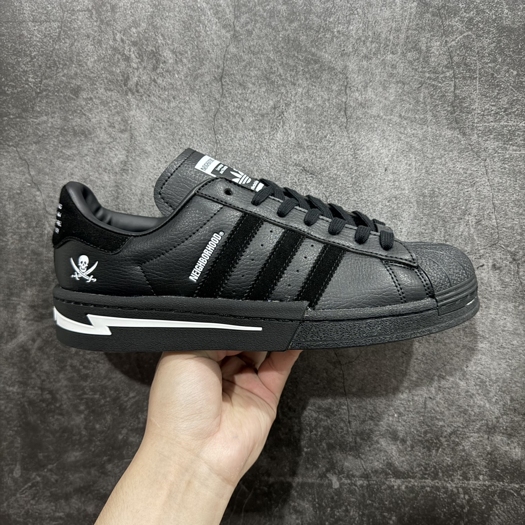 【公司级】NEIGHBORHOOD x adidas originalsSUPERSTAR 联名贝壳头渠道正品订单 诠释市场最高工艺水平n贝壳头经典小白板鞋 专柜上架同步配色n全鞋进口头层皮料打造n区别市面普通真标版本 进出专柜无压力 官方货号: IE6117 尺码: 35 36 36.5 37.5 38 38.5 39 40 40.5 41 42 42.5 43 44 45 编码：XN220240-莆田鞋批发中心