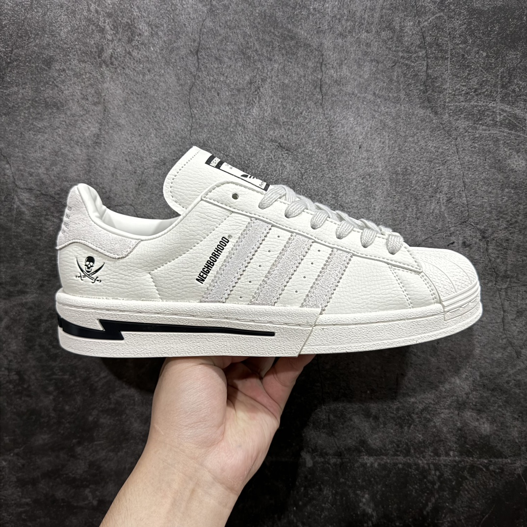 【公司级】NEIGHBORHOOD x adidas originalsSUPERSTAR 联名贝壳头渠道正品订单 诠释市场最高工艺水平n贝壳头经典小白板鞋 专柜上架同步配色n全鞋进口头层皮料打造n区别市面普通真标版本 进出专柜无压力 官方货号: IE6118 尺码: 35 36 36.5 37.5 38 38.5 39 40 40.5 41 42 42.5 43 44 45 编码：XN220240-莆田鞋批发中心