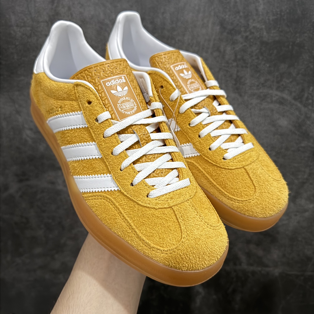 【PK纯原】AD Original Gazelle Indoor Trainers 瞪羚室内鞋系列低帮复古百搭休闲运动德训风板鞋 黄白 HQ8716nn高端零售特供批次 原厂定制长毛翻毛皮组合环保纤维革鞋面材质 内置环保海玻璃鞋垫 外置RB橡胶大底 产品品控稳定性领先行业 原厂全套原楦原纸板冲刀磨具开发 原厂皮料加持 原厂港宝加持定型后跟R度完美 将复古进行到底 简约流畅 三十年不变经典 这款Gazelle运动鞋 无论面料、配色、质感或设计 都只在重现其1991年原款的经典 皮革鞋面 撞色三条纹和鞋跟标的设计 力求呈现90年代的经典复古风潮 Samba火热的同时 也带动了其它的复古鞋型 Gazelle便是其中一只 Gazelle Indoor拥有包边更宽的T字型鞋头 更好的保护运动员的前掌 浓浓的复古氛围感 非常适合现在流行的Cleanfit风格SIZE：35.5 36 36.5 37.5 38 38.5 39 40 40.5 41 42 42.5 43 44 44.5 45 46 编码：T250270-鞋库