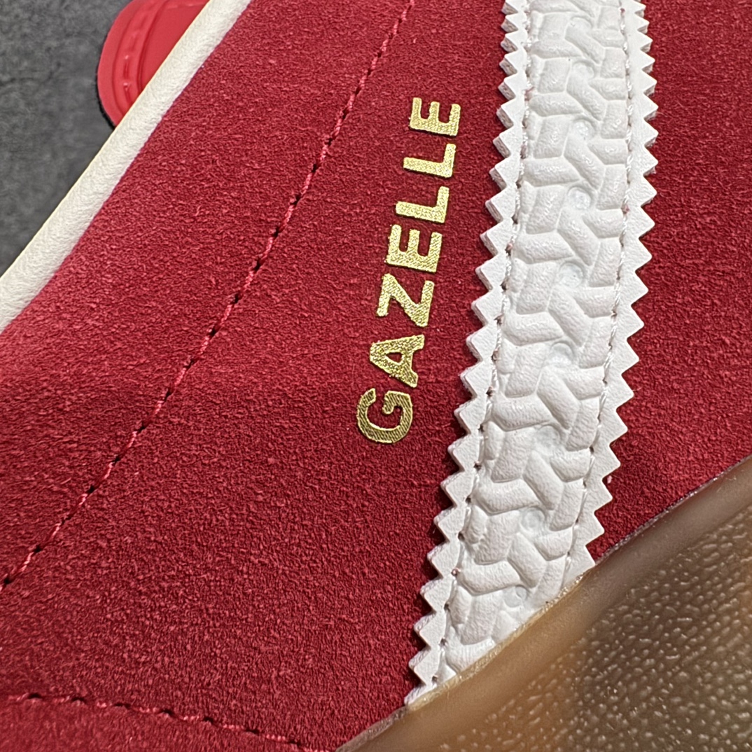 图片[3]-【PK纯原】AD Original Gazelle Indoor Trainers 瞪羚室内鞋系列低帮复古百搭休闲运动德训风板鞋 红白 IF1808nn高端零售特供批次 原厂定制长毛翻毛皮组合环保纤维革鞋面材质 内置环保海玻璃鞋垫 外置RB橡胶大底 产品品控稳定性领先行业 原厂全套原楦原纸板冲刀磨具开发 原厂皮料加持 原厂港宝加持定型后跟R度完美 将复古进行到底 简约流畅 三十年不变经典 这款Gazelle运动鞋 无论面料、配色、质感或设计 都只在重现其1991年原款的经典 皮革鞋面 撞色三条纹和鞋跟标的设计 力求呈现90年代的经典复古风潮 Samba火热的同时 也带动了其它的复古鞋型 Gazelle便是其中一只 Gazelle Indoor拥有包边更宽的T字型鞋头 更好的保护运动员的前掌 浓浓的复古氛围感 非常适合现在流行的Cleanfit风格SIZE：35.5 36 36.5 37.5 38 38.5 39 40 40.5 41 42 42.5 43 44 44.5 45 46 编码：T250270-鞋库