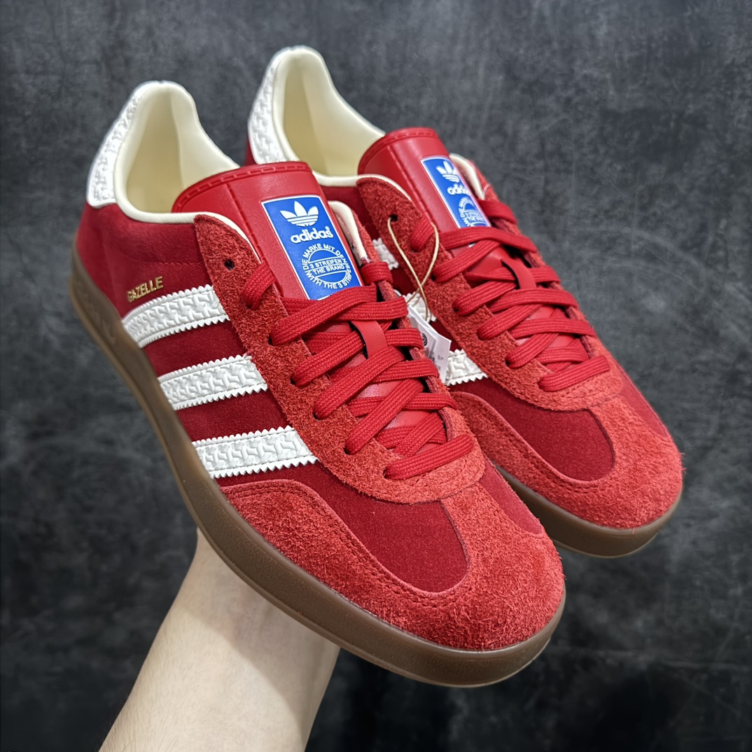 【PK纯原】AD Original Gazelle Indoor Trainers 瞪羚室内鞋系列低帮复古百搭休闲运动德训风板鞋 红白 IF1808nn高端零售特供批次 原厂定制长毛翻毛皮组合环保纤维革鞋面材质 内置环保海玻璃鞋垫 外置RB橡胶大底 产品品控稳定性领先行业 原厂全套原楦原纸板冲刀磨具开发 原厂皮料加持 原厂港宝加持定型后跟R度完美 将复古进行到底 简约流畅 三十年不变经典 这款Gazelle运动鞋 无论面料、配色、质感或设计 都只在重现其1991年原款的经典 皮革鞋面 撞色三条纹和鞋跟标的设计 力求呈现90年代的经典复古风潮 Samba火热的同时 也带动了其它的复古鞋型 Gazelle便是其中一只 Gazelle Indoor拥有包边更宽的T字型鞋头 更好的保护运动员的前掌 浓浓的复古氛围感 非常适合现在流行的Cleanfit风格SIZE：35.5 36 36.5 37.5 38 38.5 39 40 40.5 41 42 42.5 43 44 44.5 45 46 编码：T250270-鞋库