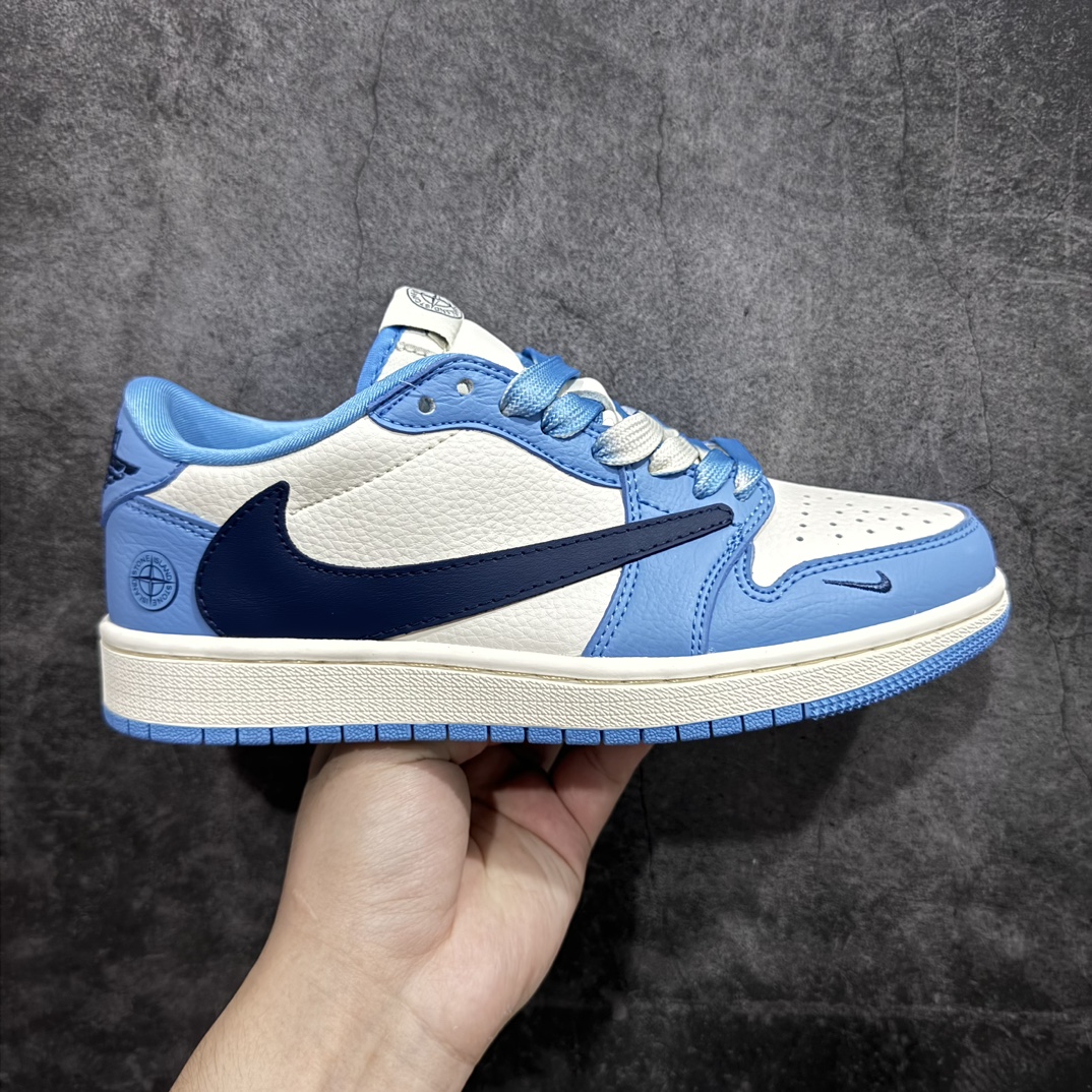 【定制版】Stone Island x Air Jordan 1 Low 黑勾大学蓝n此款主张打破传统的工业化流水线设计限制，以Made by ideas的超级创意为理念，集结众多潮流设计师，结合时下最ing潮流风尚，为潮流爱好者打造彰品自我的专属潮品。同时尊重每个年轻人对于潮流的理解与选择，主张“让每个年轻人塑造自己的潮流”。 货号：JJ5288-009 Size：36 36.5 37.5 38 38.5 39 40 40.5 41 42 42.5 43 44 44.5 45 编码：HXS320340-莆田鞋批发中心