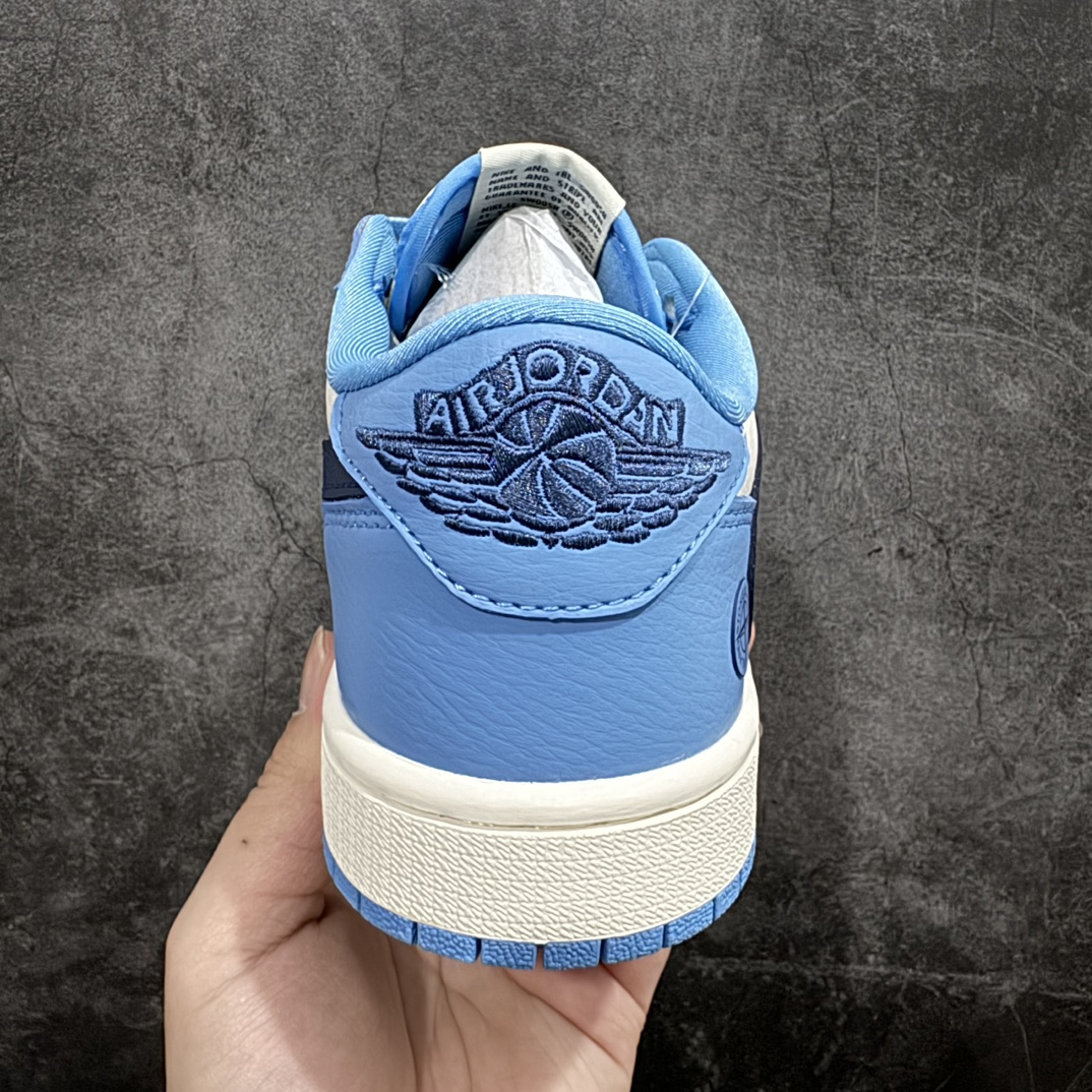 StoneIslandxAirJordan1Low黑勾大学蓝此款主张打破传统的工业化流水线设计限制以Ma