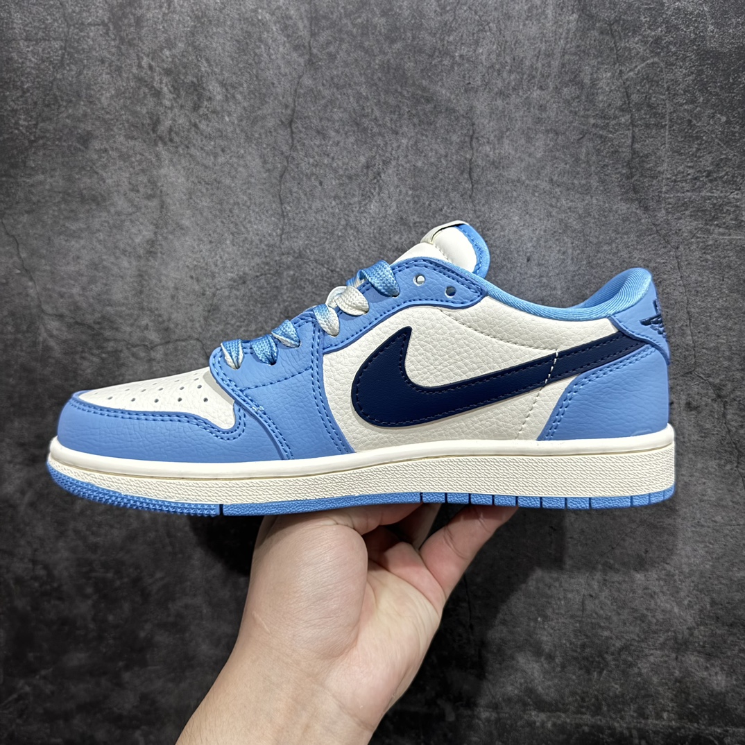 图片[2]-【定制版】Stone Island x Air Jordan 1 Low 黑勾大学蓝n此款主张打破传统的工业化流水线设计限制，以Made by ideas的超级创意为理念，集结众多潮流设计师，结合时下最ing潮流风尚，为潮流爱好者打造彰品自我的专属潮品。同时尊重每个年轻人对于潮流的理解与选择，主张“让每个年轻人塑造自己的潮流”。 货号：JJ5288-009 Size：36 36.5 37.5 38 38.5 39 40 40.5 41 42 42.5 43 44 44.5 45 编码：HXS320340-莆田鞋批发中心