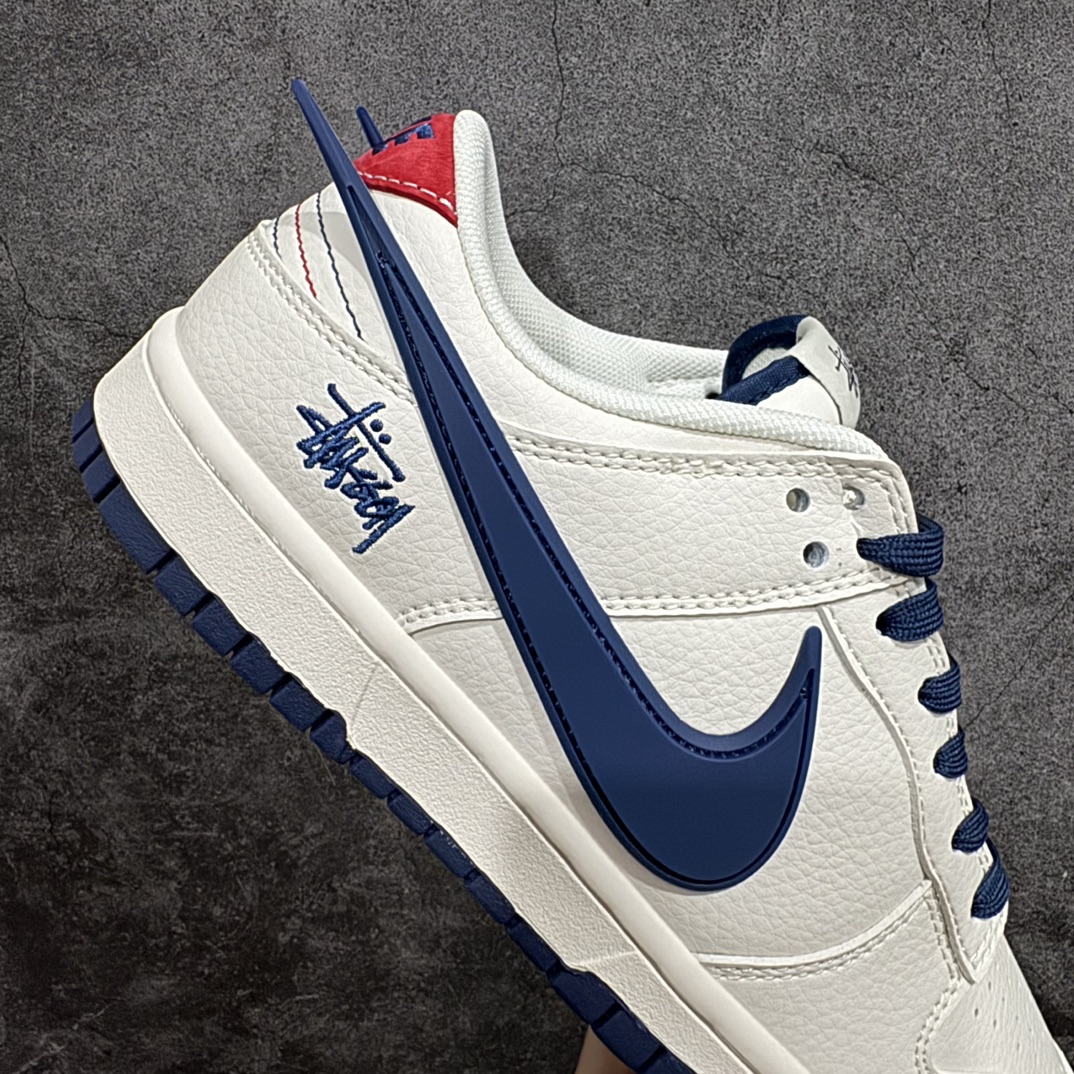 图片[7]-【定制版】海外爆款限量发售！Nike SB Dunk Low 斯图西联名——米白大蓝勾”  周年高端定制 低帮休闲板鞋 定制鞋盒 大厂纯原品质出货 超高清洁度 皮料切割干净无任何毛边 细节完美 货号：XY1688-009n Size:36 36.5 37.5 38 38.5 39 40 40.5 41 42 42.5 43 44 44.5 45 编码：HXS320340-莆田鞋批发中心