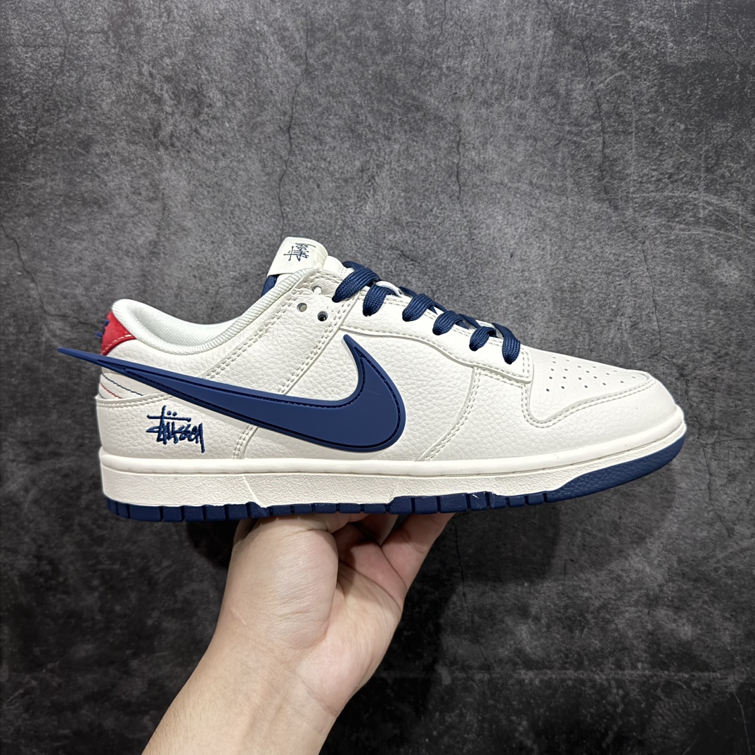 【定制版】海外爆款限量发售！Nike SB Dunk Low 斯图西联名——米白大蓝勾”  周年高端定制 低帮休闲板鞋 定制鞋盒 大厂纯原品质出货 超高清洁度 皮料切割干净无任何毛边 细节完美 货号：XY1688-009n Size:36 36.5 37.5 38 38.5 39 40 40.5 41 42 42.5 43 44 44.5 45 编码：HXS320340-莆田鞋批发中心