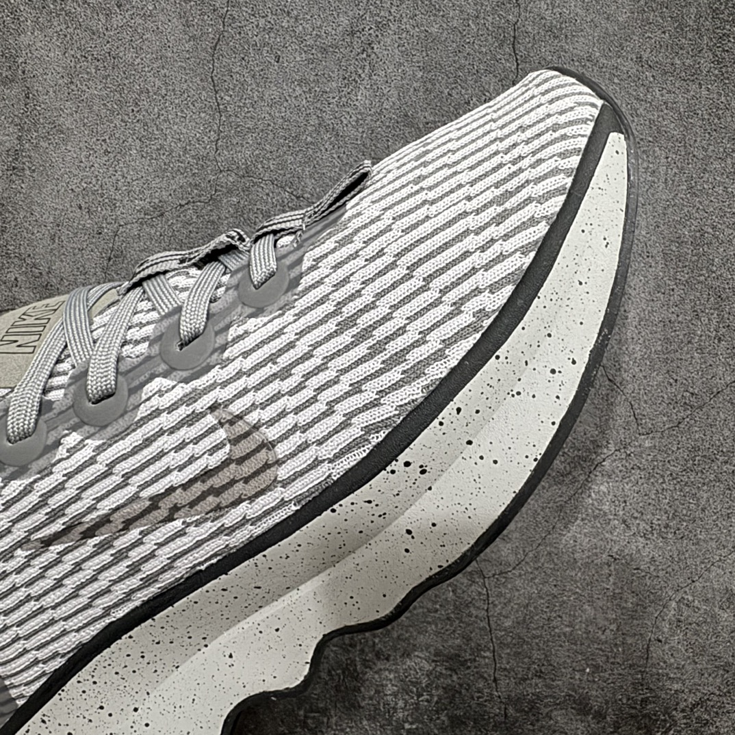 图片[6]-【福利特价】NK Motiva 莫提瓦系列 低帮轻量减震回弹休闲运动慢跑鞋 灰色 DV1237-002 NK 除了众多深入人心的经典鞋型外，还经常在设计和科技方面不断尝试创新，带来不少新颖设计。最近就有双新鞋让人眼前一亮，Nike 研发团队通过对近千名女性的步行和跑步数据进行研究，为女性带来全新 Nike Motiva 鞋款，简直就是健身压马路神器。Motiva 从鞋型设计到科技配置都充分考虑女性脚型的大数据。加宽的前掌及足弓，进一步提升双脚与鞋款的贴合度和舒适感。简约流畅的鞋身轮廓，采用淡雅纹理的编织材质覆盖，兼顾出色的轻质表现及透气性。鞋舌连接前掌半内靴设计，带来更加充分舒适的包裹感。鞋提上 Nike Swoosh 串标完美契合「波浪大底」设计，让视觉上更为新颖时尚。除此之外，鞋领四周围绕柔软泡绵填充，保证脚踝处的亲肤贴合，带来稳固牢靠的舒适体验。 尺码：36 36.5 37.5 38 38.5 39 40 40.5 41 42 42.5 43 44 44.5 45-选品中心