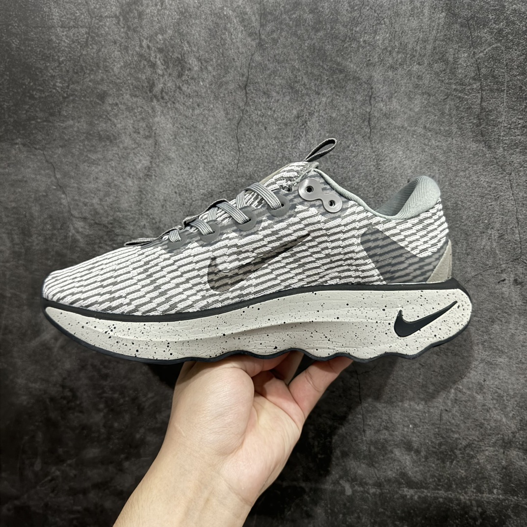 图片[2]-【福利特价】NK Motiva 莫提瓦系列 低帮轻量减震回弹休闲运动慢跑鞋 灰色 DV1237-002 NK 除了众多深入人心的经典鞋型外，还经常在设计和科技方面不断尝试创新，带来不少新颖设计。最近就有双新鞋让人眼前一亮，Nike 研发团队通过对近千名女性的步行和跑步数据进行研究，为女性带来全新 Nike Motiva 鞋款，简直就是健身压马路神器。Motiva 从鞋型设计到科技配置都充分考虑女性脚型的大数据。加宽的前掌及足弓，进一步提升双脚与鞋款的贴合度和舒适感。简约流畅的鞋身轮廓，采用淡雅纹理的编织材质覆盖，兼顾出色的轻质表现及透气性。鞋舌连接前掌半内靴设计，带来更加充分舒适的包裹感。鞋提上 Nike Swoosh 串标完美契合「波浪大底」设计，让视觉上更为新颖时尚。除此之外，鞋领四周围绕柔软泡绵填充，保证脚踝处的亲肤贴合，带来稳固牢靠的舒适体验。 尺码：36 36.5 37.5 38 38.5 39 40 40.5 41 42 42.5 43 44 44.5 45-选品中心