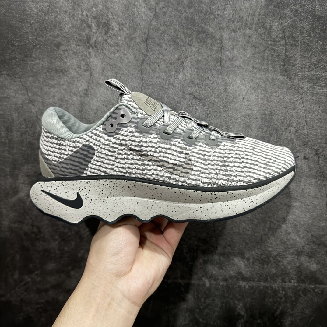 【福利特价】NK Motiva 莫提瓦系列 低帮轻量减震回弹休闲运动慢跑鞋 灰色 DV1237-002 NK 除了众多深入人心的经典鞋型外,还经常在设计和科技方面不断尝试创新,带来不少新颖设计。最近就有双新鞋让人眼前一亮,Nike 研发团队通过对近千名女性的步行和跑步数据进行研究,为女性带来全新 Nike Motiva 鞋款,简直就是健身压马路神器。Motiva 从鞋型设计到科技配置都充分考虑女性脚型的大数据。加宽的前掌及足弓,进一步提升双脚与鞋款的贴合度和舒适感。简约流畅的鞋身轮廓,采用淡雅纹理的编织材质覆盖,兼顾出色的轻质表现及透气性。鞋舌连接前掌半内靴设计,带来更加充分舒适的包裹感。鞋提上 Nike Swoosh 串标完美契合「波浪大底」设计,让视觉上更为新颖时尚。除此之外,鞋领四周围绕柔软泡绵填充,保证脚踝处的亲肤贴合,带来稳固牢靠的舒适体验。 尺码:36 36.5 37.5 38 38.5 39 40 40.5 41 42 42.5 43 44 44.5 45-选品中心