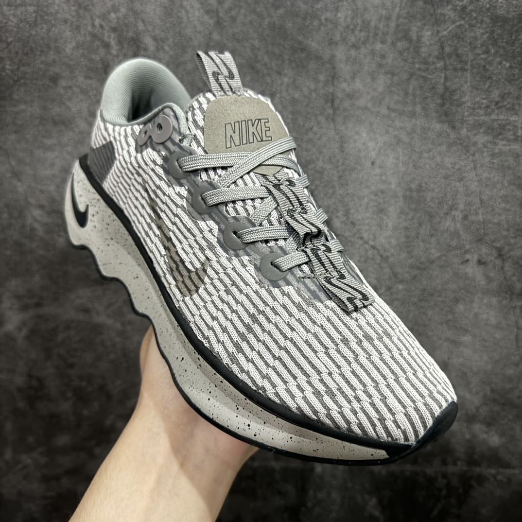 图片[3]-【福利特价】NK Motiva 莫提瓦系列 低帮轻量减震回弹休闲运动慢跑鞋 灰色 DV1237-002 NK 除了众多深入人心的经典鞋型外，还经常在设计和科技方面不断尝试创新，带来不少新颖设计。最近就有双新鞋让人眼前一亮，Nike 研发团队通过对近千名女性的步行和跑步数据进行研究，为女性带来全新 Nike Motiva 鞋款，简直就是健身压马路神器。Motiva 从鞋型设计到科技配置都充分考虑女性脚型的大数据。加宽的前掌及足弓，进一步提升双脚与鞋款的贴合度和舒适感。简约流畅的鞋身轮廓，采用淡雅纹理的编织材质覆盖，兼顾出色的轻质表现及透气性。鞋舌连接前掌半内靴设计，带来更加充分舒适的包裹感。鞋提上 Nike Swoosh 串标完美契合「波浪大底」设计，让视觉上更为新颖时尚。除此之外，鞋领四周围绕柔软泡绵填充，保证脚踝处的亲肤贴合，带来稳固牢靠的舒适体验。 尺码：36 36.5 37.5 38 38.5 39 40 40.5 41 42 42.5 43 44 44.5 45-选品中心