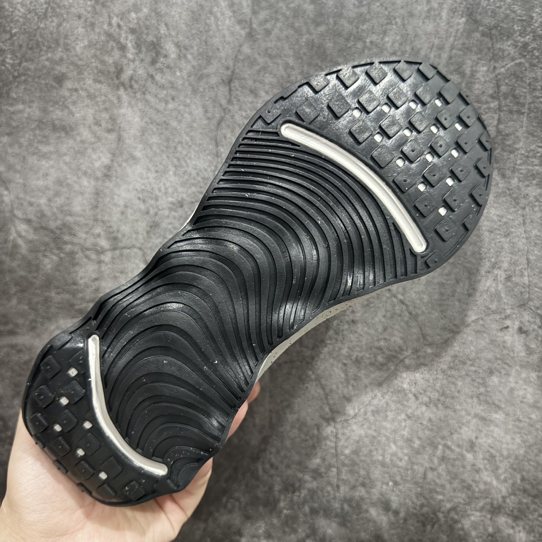 图片[9]-【福利特价】NK Motiva 莫提瓦系列 低帮轻量减震回弹休闲运动慢跑鞋 灰色 DV1237-002 NK 除了众多深入人心的经典鞋型外，还经常在设计和科技方面不断尝试创新，带来不少新颖设计。最近就有双新鞋让人眼前一亮，Nike 研发团队通过对近千名女性的步行和跑步数据进行研究，为女性带来全新 Nike Motiva 鞋款，简直就是健身压马路神器。Motiva 从鞋型设计到科技配置都充分考虑女性脚型的大数据。加宽的前掌及足弓，进一步提升双脚与鞋款的贴合度和舒适感。简约流畅的鞋身轮廓，采用淡雅纹理的编织材质覆盖，兼顾出色的轻质表现及透气性。鞋舌连接前掌半内靴设计，带来更加充分舒适的包裹感。鞋提上 Nike Swoosh 串标完美契合「波浪大底」设计，让视觉上更为新颖时尚。除此之外，鞋领四周围绕柔软泡绵填充，保证脚踝处的亲肤贴合，带来稳固牢靠的舒适体验。 尺码：36 36.5 37.5 38 38.5 39 40 40.5 41 42 42.5 43 44 44.5 45-选品中心