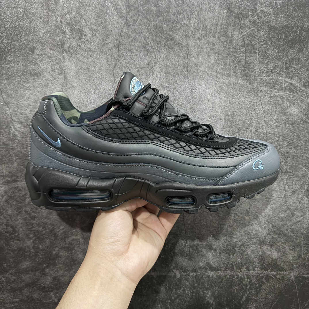 【纯原版】Corteiz x NK Air Max 95 联名复古舒适气垫运动鞋 黑蓝 FB2709-002 通过与NK合作 越来越多的朋友开始关注来自伦敦的街头服饰品牌 Corteiz 双方共同打造的 Air Max 95 自然也成为本次联名的话题中心 整双鞋选用深色系的配色风格进行呈现 鞋身 Logo 刺绣处以撞色呈现 鞋面采用皮革和网眼布材质打造 鞋身各处细节相当到位 比如鞋垫印有迷彩图案 鞋舌也有联名专属 Logo 当然最特别的绝对是鞋后跟的数字了 上面印有 Corteiz 门店的经纬度标识 细节满满 Air Max 95 的经典造型依旧令人喜爱 再加上街头品牌加持 想必会是很多玩家的心头好SIZE：36 36.5 37.5 38 38.5 39 40 40.5 41 42 42.5 43 44 44.5 45 46 47.5 编码：T1240260-鞋库