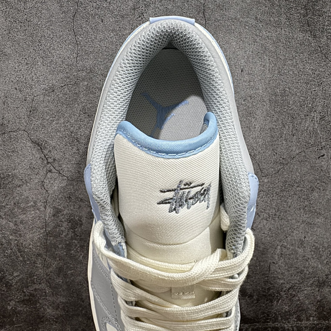 AirJordan1RetroLowxStussy米白灰蓝小钩官方同步新色原装级产物拒绝公底立体鞋型细节