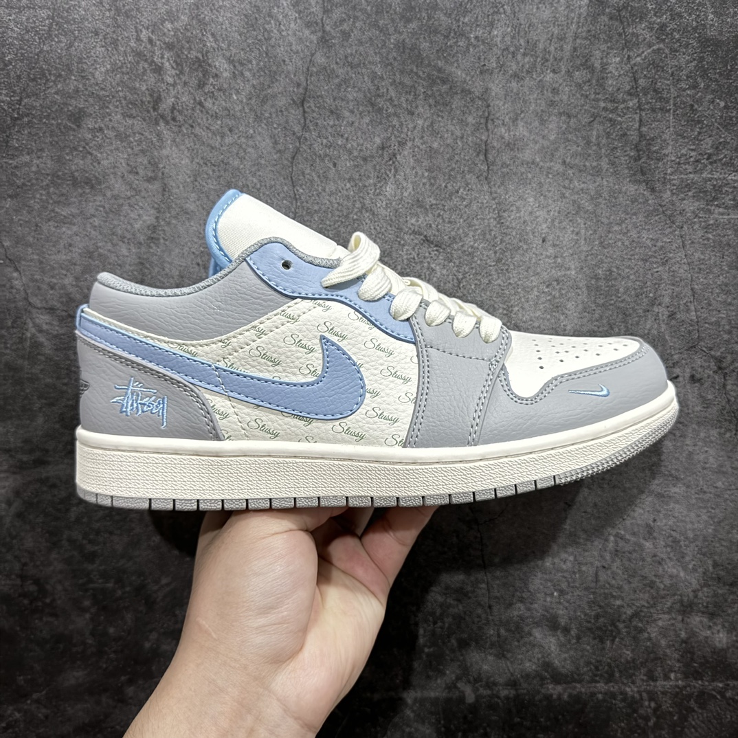 AirJordan1RetroLowxStussy米白灰蓝小钩官方同步新色原装级产物拒绝公底立体鞋型细节