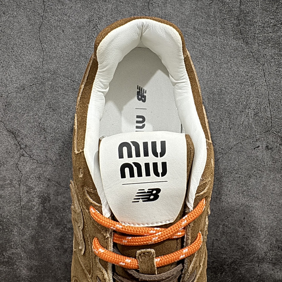 图片[8]-【纯原M版】Miumiu x New Balance NB530 新百伦缪缪联名款复古运动鞋 全套原楦原纸板原厂数据开发 原厂三文治网纱 原装进口羊皮加羊反绒正确绒感卡色 正确中底拉帮中底纸板满印细节 冲裁组合 匠心打造 耗时两个月开发完成 工艺极其复杂难度可想而知 新开独立私模大底 全网唯一正确私模大底 高端零售专供产物 这双变奏版本的530 SL 有着抢眼的双鞋带系统 以撞色的拼接感带出不同以往的风格 同时透过网眼面料与麂皮呈现复古质地 除了极为受到欢迎的棕色调之外 还推出了轻盈的裸白色系 而双方的联名徽标则展现在鞋舌以及内里衬底之上 搭配棉质和皮革的双重鞋带设计呈现出不俗的质感 此番的一大亮点就是将原来的ABZORB 鞋底更换为超薄外底 诠释Y2K风造型 鞋舌上的\”MiuMiu\”和\”NB\”Logo彰显联名身份 整双鞋带来浓浓的复古氛围 尺码：36 37 37.5 38 38.5 39.5 40 40.5 41.5 42 42.5 43 44  编码：HXS370390-鞋库