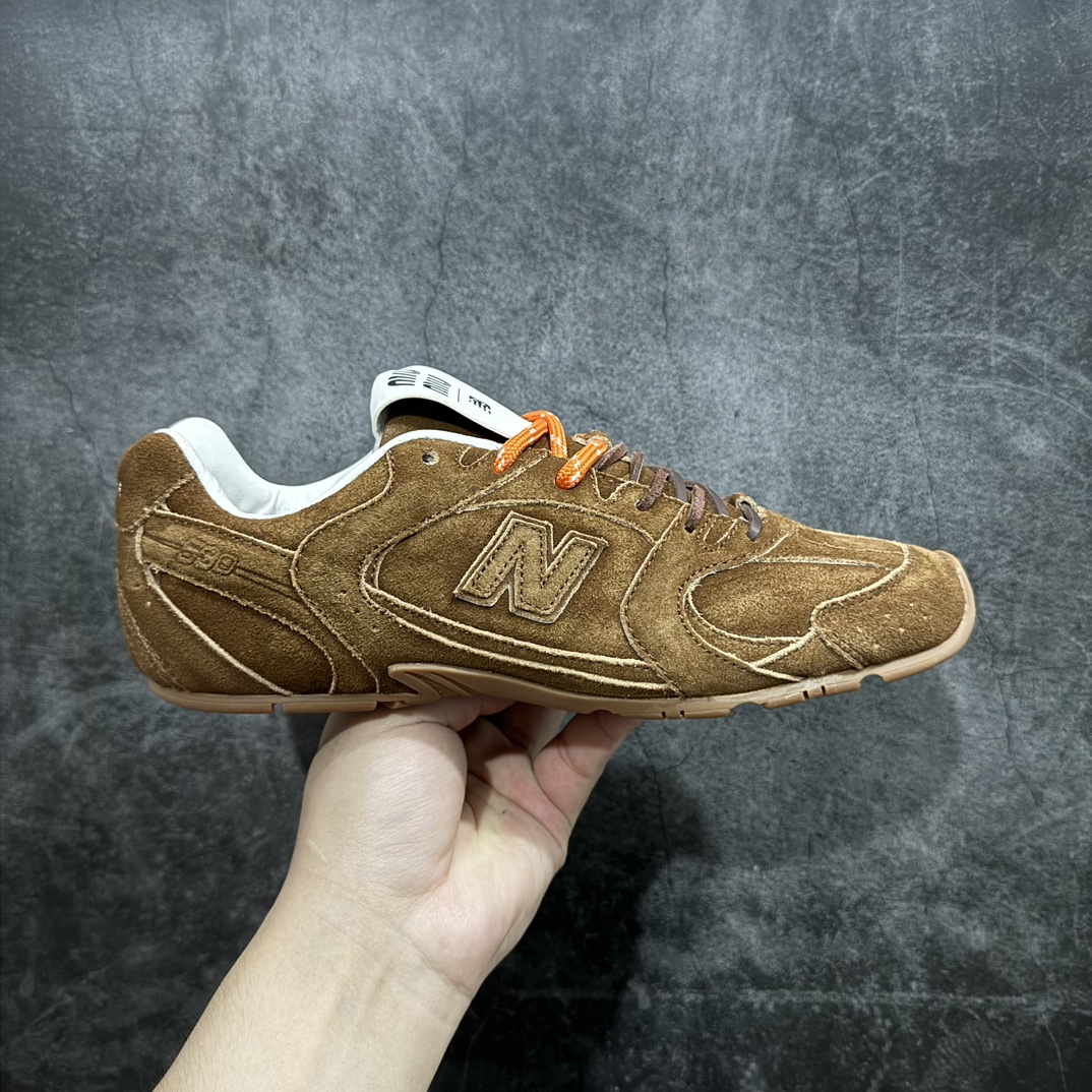 【纯原M版】Miumiu x New Balance NB530 新百伦缪缪联名款复古运动鞋 全套原楦原纸板原厂数据开发 原厂三文治网纱 原装进口羊皮加羊反绒正确绒感卡色 正确中底拉帮中底纸板满印细节 冲裁组合 匠心打造 耗时两个月开发完成 工艺极其复杂难度可想而知 新开独立私模大底 全网唯一正确私模大底 高端零售专供产物 这双变奏版本的530 SL 有着抢眼的双鞋带系统 以撞色的拼接感带出不同以往的风格 同时透过网眼面料与麂皮呈现复古质地 除了极为受到欢迎的棕色调之外 还推出了轻盈的裸白色系 而双方的联名徽标则展现在鞋舌以及内里衬底之上 搭配棉质和皮革的双重鞋带设计呈现出不俗的质感 此番的一大亮点就是将原来的ABZORB 鞋底更换为超薄外底 诠释Y2K风造型 鞋舌上的\”MiuMiu\”和\”NB\”Logo彰显联名身份 整双鞋带来浓浓的复古氛围 尺码：36 37 37.5 38 38.5 39.5 40 40.5 41.5 42 42.5 43 44  编码：HXS370390-鞋库