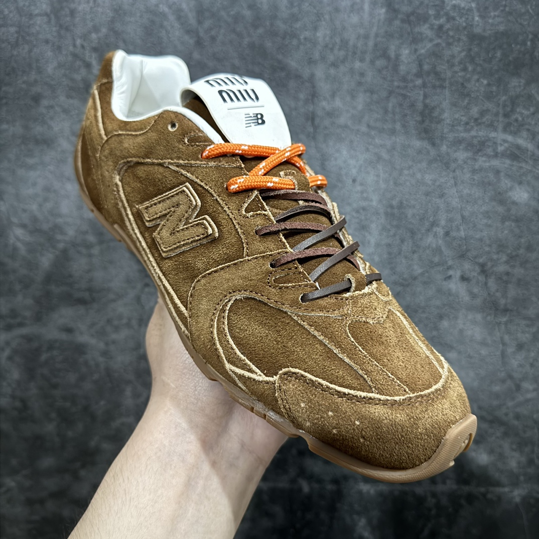 图片[3]-【纯原M版】Miumiu x New Balance NB530 新百伦缪缪联名款复古运动鞋 全套原楦原纸板原厂数据开发 原厂三文治网纱 原装进口羊皮加羊反绒正确绒感卡色 正确中底拉帮中底纸板满印细节 冲裁组合 匠心打造 耗时两个月开发完成 工艺极其复杂难度可想而知 新开独立私模大底 全网唯一正确私模大底 高端零售专供产物 这双变奏版本的530 SL 有着抢眼的双鞋带系统 以撞色的拼接感带出不同以往的风格 同时透过网眼面料与麂皮呈现复古质地 除了极为受到欢迎的棕色调之外 还推出了轻盈的裸白色系 而双方的联名徽标则展现在鞋舌以及内里衬底之上 搭配棉质和皮革的双重鞋带设计呈现出不俗的质感 此番的一大亮点就是将原来的ABZORB 鞋底更换为超薄外底 诠释Y2K风造型 鞋舌上的\”MiuMiu\”和\”NB\”Logo彰显联名身份 整双鞋带来浓浓的复古氛围 尺码：36 37 37.5 38 38.5 39.5 40 40.5 41.5 42 42.5 43 44  编码：HXS370390-鞋库