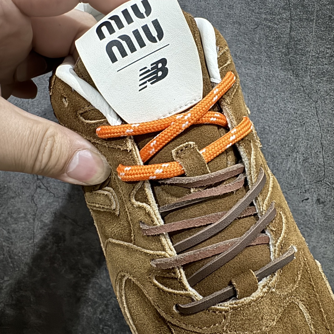 图片[6]-【纯原M版】Miumiu x New Balance NB530 新百伦缪缪联名款复古运动鞋 全套原楦原纸板原厂数据开发 原厂三文治网纱 原装进口羊皮加羊反绒正确绒感卡色 正确中底拉帮中底纸板满印细节 冲裁组合 匠心打造 耗时两个月开发完成 工艺极其复杂难度可想而知 新开独立私模大底 全网唯一正确私模大底 高端零售专供产物 这双变奏版本的530 SL 有着抢眼的双鞋带系统 以撞色的拼接感带出不同以往的风格 同时透过网眼面料与麂皮呈现复古质地 除了极为受到欢迎的棕色调之外 还推出了轻盈的裸白色系 而双方的联名徽标则展现在鞋舌以及内里衬底之上 搭配棉质和皮革的双重鞋带设计呈现出不俗的质感 此番的一大亮点就是将原来的ABZORB 鞋底更换为超薄外底 诠释Y2K风造型 鞋舌上的\”MiuMiu\”和\”NB\”Logo彰显联名身份 整双鞋带来浓浓的复古氛围 尺码：36 37 37.5 38 38.5 39.5 40 40.5 41.5 42 42.5 43 44  编码：HXS370390-鞋库