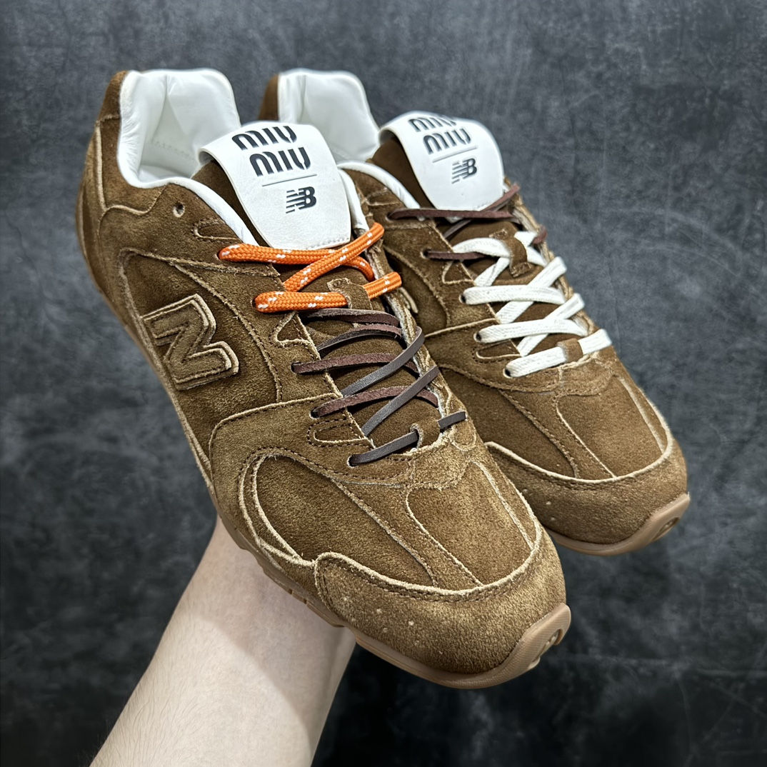 【纯原M版】Miumiu x New Balance NB530 新百伦缪缪联名款复古运动鞋 全套原楦原纸板原厂数据开发 原厂三文治网纱 原装进口羊皮加羊反绒正确绒感卡色 正确中底拉帮中底纸板满印细节 冲裁组合 匠心打造 耗时两个月开发完成 工艺极其复杂难度可想而知 新开独立私模大底 全网唯一正确私模大底 高端零售专供产物 这双变奏版本的530 SL 有着抢眼的双鞋带系统 以撞色的拼接感带出不同以往的风格 同时透过网眼面料与麂皮呈现复古质地 除了极为受到欢迎的棕色调之外 还推出了轻盈的裸白色系 而双方的联名徽标则展现在鞋舌以及内里衬底之上 搭配棉质和皮革的双重鞋带设计呈现出不俗的质感 此番的一大亮点就是将原来的ABZORB 鞋底更换为超薄外底 诠释Y2K风造型 鞋舌上的\”MiuMiu\”和\”NB\”Logo彰显联名身份 整双鞋带来浓浓的复古氛围 尺码：36 37 37.5 38 38.5 39.5 40 40.5 41.5 42 42.5 43 44  编码：HXS370390-鞋库