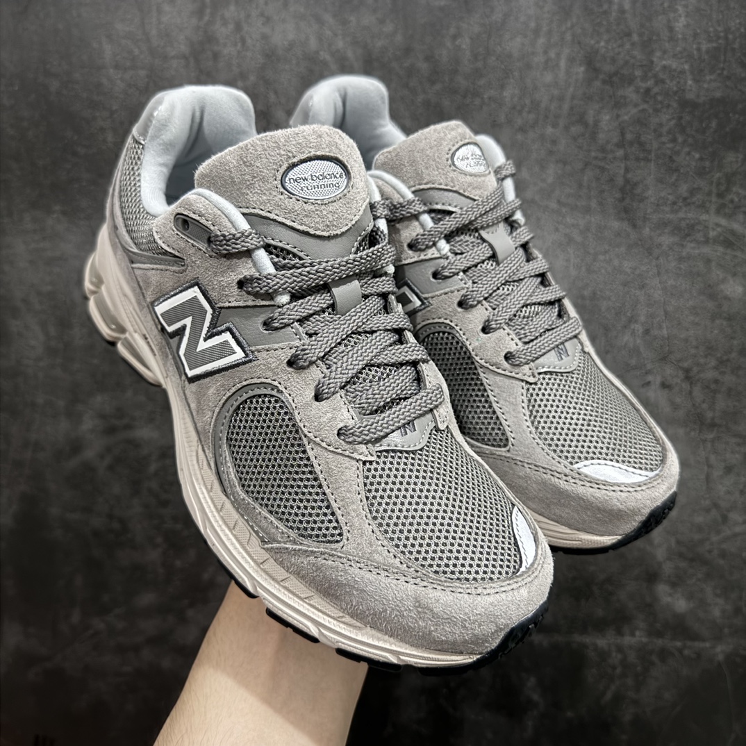 【小总裁版】NB New Balance ML2002RC 经典元祖灰nn总裁平替版 品质很好正确材料 正确组合大底 可高价零售‼️n 全套原楦原纸板原厂数据开发 原厂网纱 原装进口皮料 正确绒感卡色 正确中底拉帮中底网布细节 一比一手工擦旧效果 冲裁组合 匠心打造 耗时两个月开发完成 工艺极其复杂难度可想而知 新开独立私模大底 全网唯一正确做旧组合大底 高端零售专供产物  尺码：36 37 37.5 38 38.5 39.5 40 40.5 41.5 42 42.5 43 44 44.5 45 45.5 46.5 编码：LF290310-鞋库