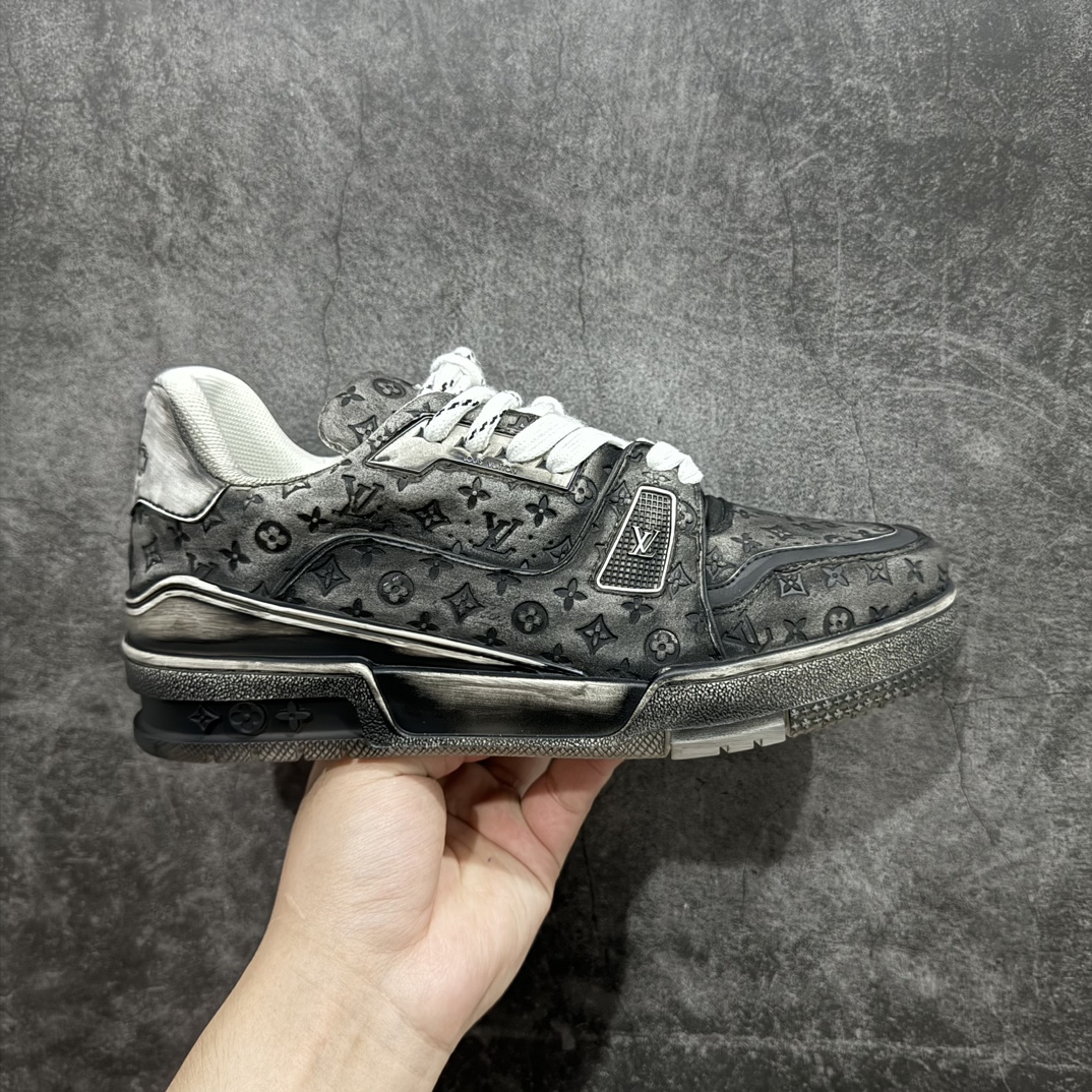 【广东纯原版本】LV TRAINER 男士印花做旧运动鞋n本款 LV Trainer 运动鞋以 Monogram 绒面皮革营造做旧外观，焕新演绎 Virgil Abloh 的原版设计。双鞋带设计元素，鞋舌和侧面标注橡胶 LV 字母，科技橡胶外底绽放 Monogram 花卉，厚实而轻盈的 EVA 橡胶外底完善整体。繁复印花刺绣Monogram花卉点缀鞋面，注胶橡胶外底延续标志性元素，后部饰有 Vuitton since 1854 标识及LV字母后袢带。延续舒适体验，配全套原包装！n男码：39-40-41-42-43-44 标准皮鞋码 货号：MS0169老花 黑色 编码：KH600650-鞋库