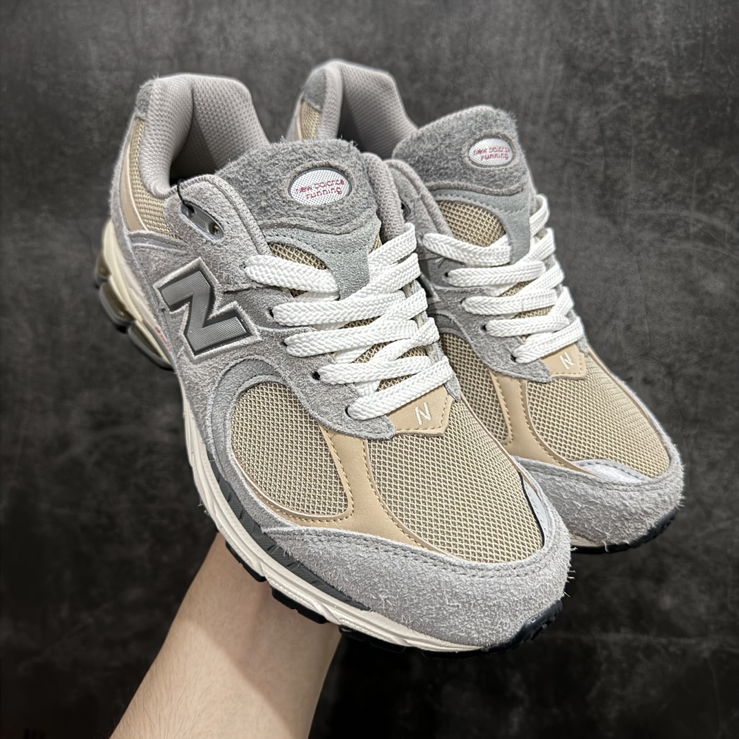 【正确组合底版】New Balance 2002R NB2002 男女休闲慢跑鞋 ML2002RCSnn纯原工厂出品n保留原有的版型 清洁度和品质n材料有微调整 价格更具性价比n日韩出口特供订单配套商长期套现长期补货 全新货品正常出厂触屏不到的单价 超级跑量款全套原楦原纸板原厂数据开发 进口三明治网面原装进口翻毛皮料正确绒感卡色 正确中底拉帮中底网布细节 采用轻质牛剖革拼接透气网眼衬垫织物鞋面材质 T-Beam大底提供足步弓支撑 保持步态稳定 后跟搭载外露缓震胶 鞋身整体以各种深浅不一的灰色覆盖 鞋头以淡蓝色调装饰 网眼衬垫通过不规律的色块实现做旧的美感 泛黄的鞋底更是进一步增添了复古气息  尺码：36 37 37.5 38 38.5 39.5 40 40.5 41.5 42 42.5 43 44 44.5 45 编码：MZ260280-鞋库