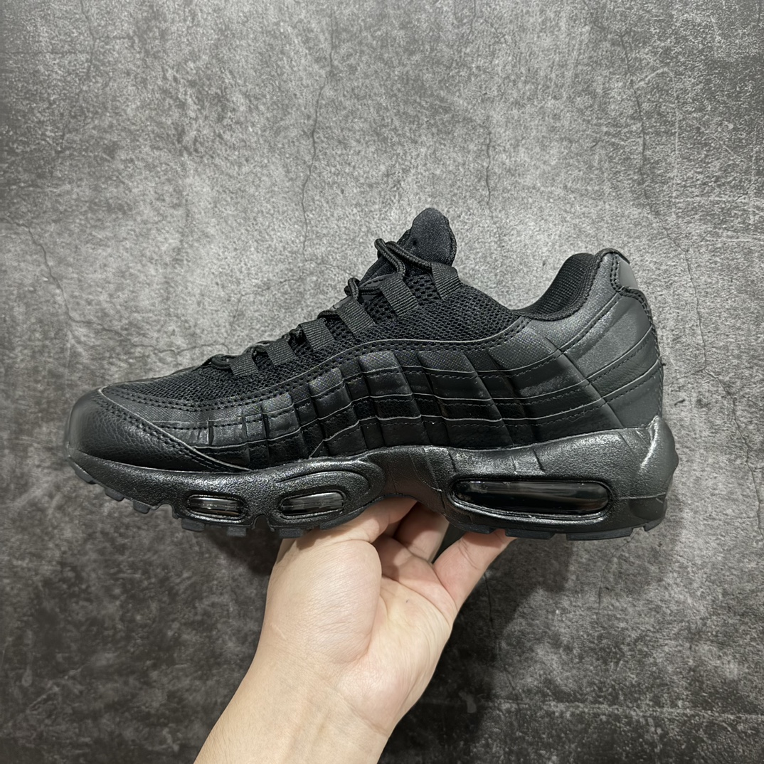 图片[2]-【MX版】Nike Air Max 95 复古减震气垫跑鞋 CJ3906-001n经典重温 外单专供大厂出品 品质稳定鞋款设计灵感源于人体构造 中底设计基于人体的脊柱构造 是整体设计的核心 尼龙孔眼代表了肋骨  而分层式面板和网眼象征着肌肉纤维和肉体组织 Air Max 95采用了两个独立的吹塑成型的Air-Sole单元 并首次在前掌使用可视化气垫设计 Swoosh logo夜当作一个 点符号放在了鞋子的后帮位置 20年的发展让 AIR MAX 95有了不同的故事 20年后再度面向世人的时候 焕然一新的面貌 让人有了另外一种清新脱俗的感觉 SIZE：36 36.5 37.5 38 38.5 39 40 40.5 41 42 42.5 43 44 44.5 45 46 47.5 48 编码：NM250260-鞋库