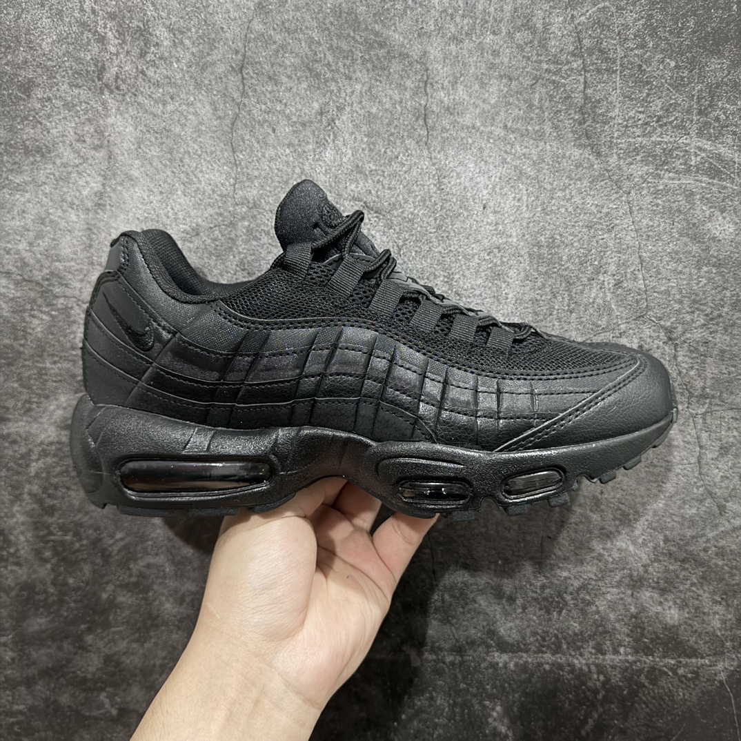 【MX版】Nike Air Max 95 复古减震气垫跑鞋 CJ3906-001n经典重温 外单专供大厂出品 品质稳定鞋款设计灵感源于人体构造 中底设计基于人体的脊柱构造 是整体设计的核心 尼龙孔眼代表了肋骨  而分层式面板和网眼象征着肌肉纤维和肉体组织 Air Max 95采用了两个独立的吹塑成型的Air-Sole单元 并首次在前掌使用可视化气垫设计 Swoosh logo夜当作一个 点符号放在了鞋子的后帮位置 20年的发展让 AIR MAX 95有了不同的故事 20年后再度面向世人的时候 焕然一新的面貌 让人有了另外一种清新脱俗的感觉 SIZE：36 36.5 37.5 38 38.5 39 40 40.5 41 42 42.5 43 44 44.5 45 46 47.5 48 编码：NM250260-鞋库