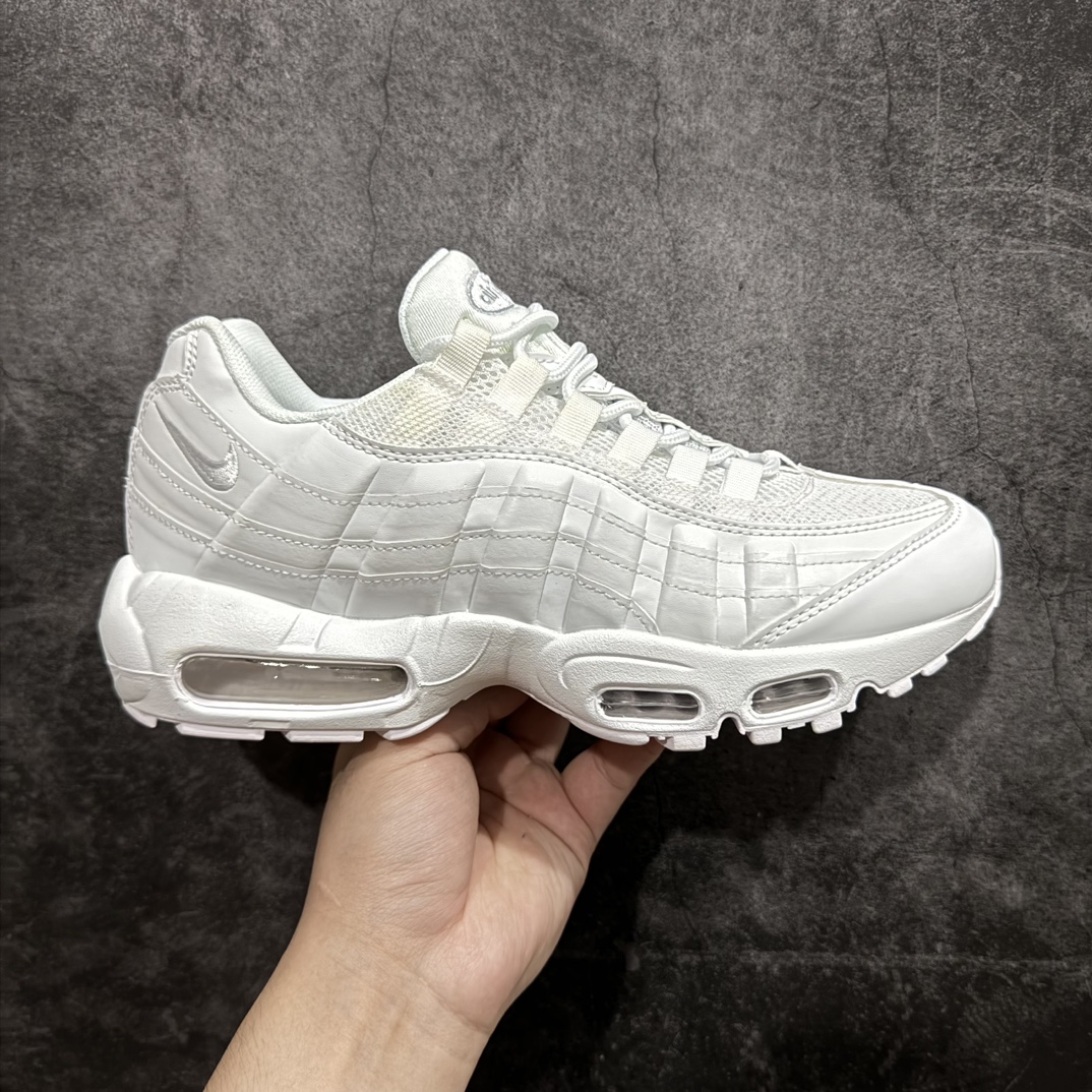 【MX版】Nike Air Max 95 复古减震气垫跑鞋 CT1268-100n经典重温 外单专供大厂出品 品质稳定鞋款设计灵感源于人体构造 中底设计基于人体的脊柱构造 是整体设计的核心 尼龙孔眼代表了肋骨  而分层式面板和网眼象征着肌肉纤维和肉体组织 Air Max 95采用了两个独立的吹塑成型的Air-Sole单元 并首次在前掌使用可视化气垫设计 Swoosh logo夜当作一个 点符号放在了鞋子的后帮位置 20年的发展让 AIR MAX 95有了不同的故事 20年后再度面向世人的时候 焕然一新的面貌 让人有了另外一种清新脱俗的感觉 SIZE：36 36.5 37.5 38 38.5 39 40 40.5 41 42 42.5 43 44 44.5 45 46 47.5 48 编码：NM250260-鞋库