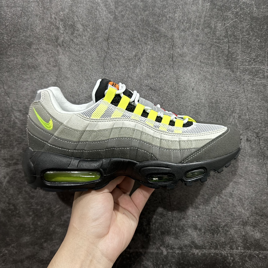 【MX版】Nike Air Max 95 复古减震气垫跑鞋 810374-078n经典重温 外单专供大厂出品 品质稳定鞋款设计灵感源于人体构造 中底设计基于人体的脊柱构造 是整体设计的核心 尼龙孔眼代表了肋骨  而分层式面板和网眼象征着肌肉纤维和肉体组织 Air Max 95采用了两个独立的吹塑成型的Air-Sole单元 并首次在前掌使用可视化气垫设计 Swoosh logo夜当作一个 点符号放在了鞋子的后帮位置 20年的发展让 AIR MAX 95有了不同的故事 20年后再度面向世人的时候 焕然一新的面貌 让人有了另外一种清新脱俗的感觉 SIZE：36 36.5 37.5 38 38.5 39 40 40.5 41 42 42.5 43 44 44.5 45 46 47.5 48 编码：NM250260-鞋库