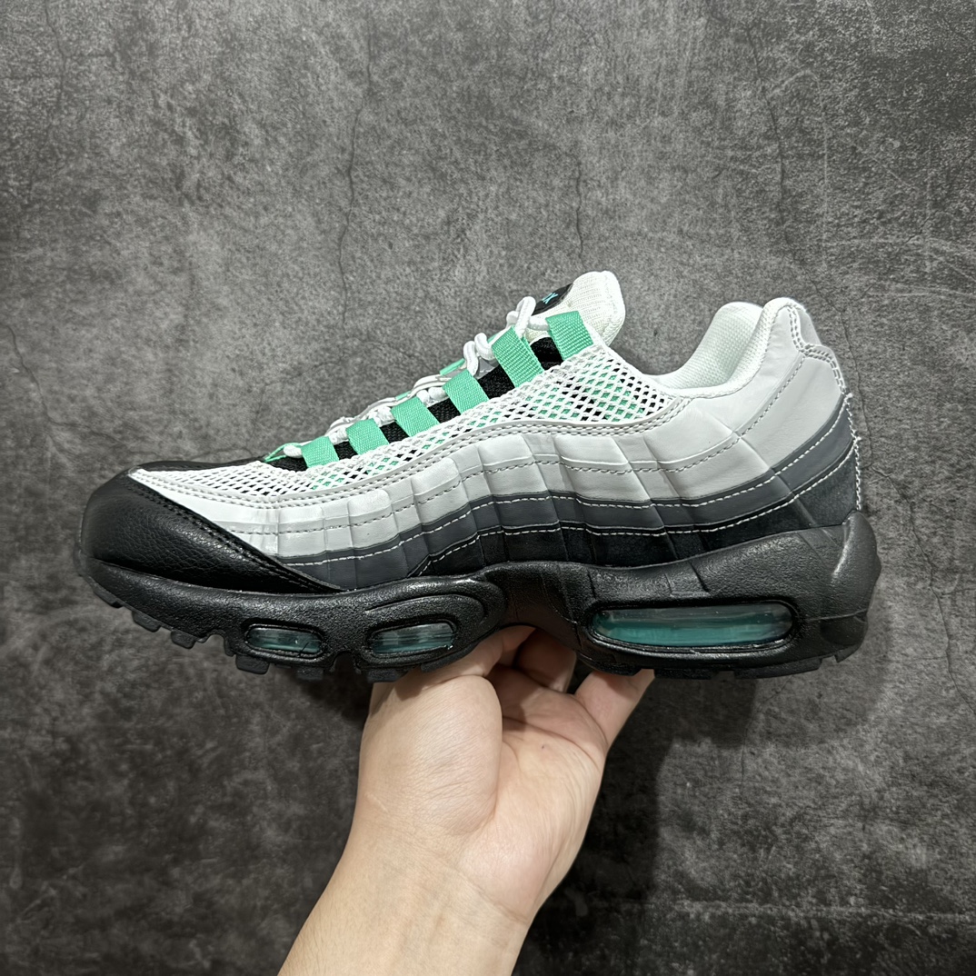 图片[2]-【MX版】Nike Air Max 95 复古减震气垫跑鞋 DH8015-002n经典重温 外单专供大厂出品 品质稳定鞋款设计灵感源于人体构造 中底设计基于人体的脊柱构造 是整体设计的核心 尼龙孔眼代表了肋骨  而分层式面板和网眼象征着肌肉纤维和肉体组织 Air Max 95采用了两个独立的吹塑成型的Air-Sole单元 并首次在前掌使用可视化气垫设计 Swoosh logo夜当作一个 点符号放在了鞋子的后帮位置 20年的发展让 AIR MAX 95有了不同的故事 20年后再度面向世人的时候 焕然一新的面貌 让人有了另外一种清新脱俗的感觉 SIZE：36 36.5 37.5 38 38.5 39 40 40.5 41 42 42.5 43 44 44.5 45 46 47.5 48 编码：NM250260-鞋库