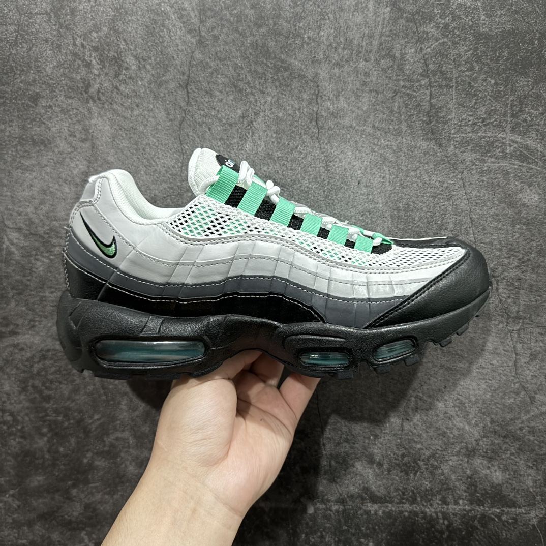 【MX版】Nike Air Max 95 复古减震气垫跑鞋 DH8015-002n经典重温 外单专供大厂出品 品质稳定鞋款设计灵感源于人体构造 中底设计基于人体的脊柱构造 是整体设计的核心 尼龙孔眼代表了肋骨  而分层式面板和网眼象征着肌肉纤维和肉体组织 Air Max 95采用了两个独立的吹塑成型的Air-Sole单元 并首次在前掌使用可视化气垫设计 Swoosh logo夜当作一个 点符号放在了鞋子的后帮位置 20年的发展让 AIR MAX 95有了不同的故事 20年后再度面向世人的时候 焕然一新的面貌 让人有了另外一种清新脱俗的感觉 SIZE：36 36.5 37.5 38 38.5 39 40 40.5 41 42 42.5 43 44 44.5 45 46 47.5 48 编码：NM250260-鞋库