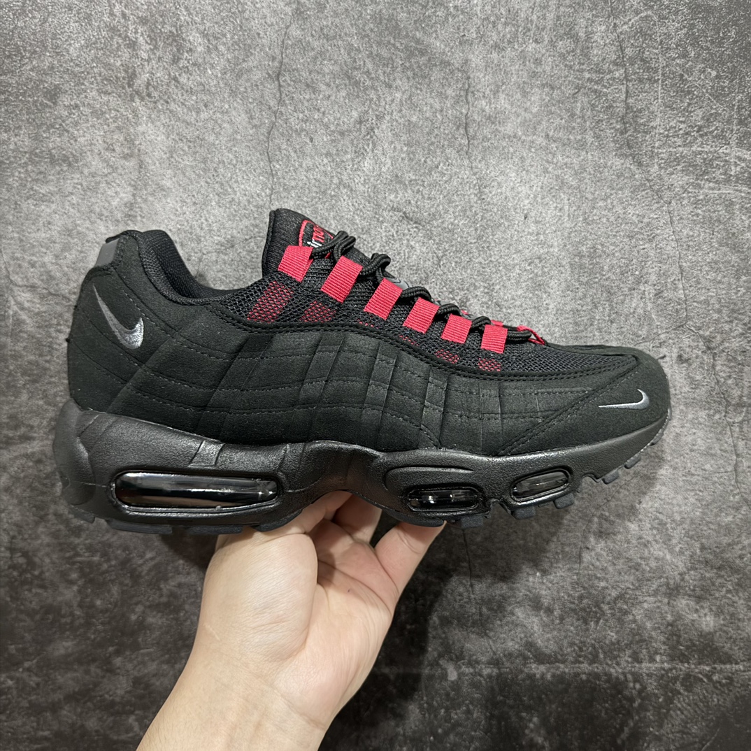 【MX版】Nike Air Max 95 复古减震气垫跑鞋 FQ2430-001n经典重温 外单专供大厂出品 品质稳定鞋款设计灵感源于人体构造 中底设计基于人体的脊柱构造 是整体设计的核心 尼龙孔眼代表了肋骨  而分层式面板和网眼象征着肌肉纤维和肉体组织 Air Max 95采用了两个独立的吹塑成型的Air-Sole单元 并首次在前掌使用可视化气垫设计 Swoosh logo夜当作一个 点符号放在了鞋子的后帮位置 20年的发展让 AIR MAX 95有了不同的故事 20年后再度面向世人的时候 焕然一新的面貌 让人有了另外一种清新脱俗的感觉 SIZE：36 36.5 37.5 38 38.5 39 40 40.5 41 42 42.5 43 44 44.5 45 46 47.5 48 编码：NM250260-鞋库