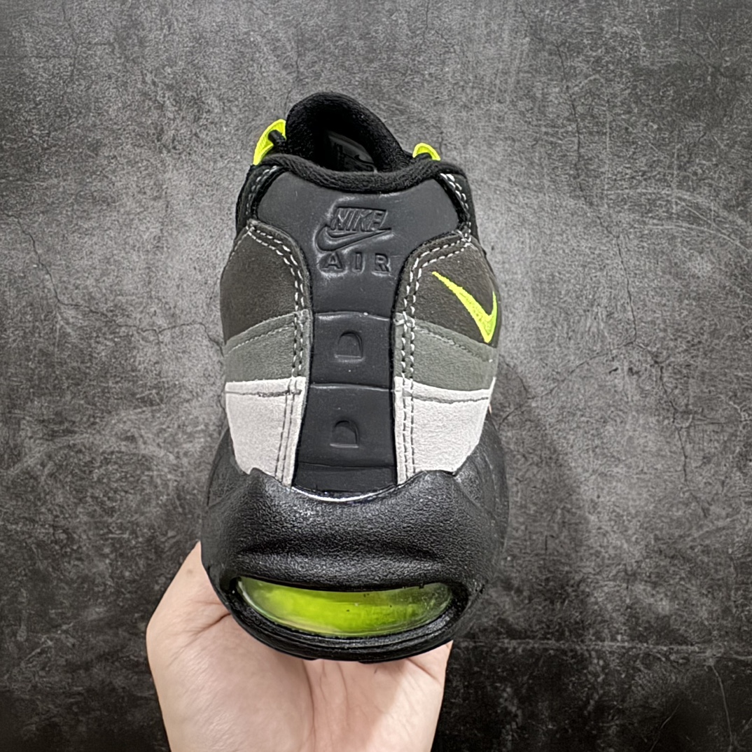 图片[4]-【MX版】Nike Air Max 95 复古减震气垫跑鞋 FV4710-001n经典重温 外单专供大厂出品 品质稳定鞋款设计灵感源于人体构造 中底设计基于人体的脊柱构造 是整体设计的核心 尼龙孔眼代表了肋骨  而分层式面板和网眼象征着肌肉纤维和肉体组织 Air Max 95采用了两个独立的吹塑成型的Air-Sole单元 并首次在前掌使用可视化气垫设计 Swoosh logo夜当作一个 点符号放在了鞋子的后帮位置 20年的发展让 AIR MAX 95有了不同的故事 20年后再度面向世人的时候 焕然一新的面貌 让人有了另外一种清新脱俗的感觉 SIZE：36 36.5 37.5 38 38.5 39 40 40.5 41 42 42.5 43 44 44.5 45 46 47.5 48 编码：NM250260-鞋库