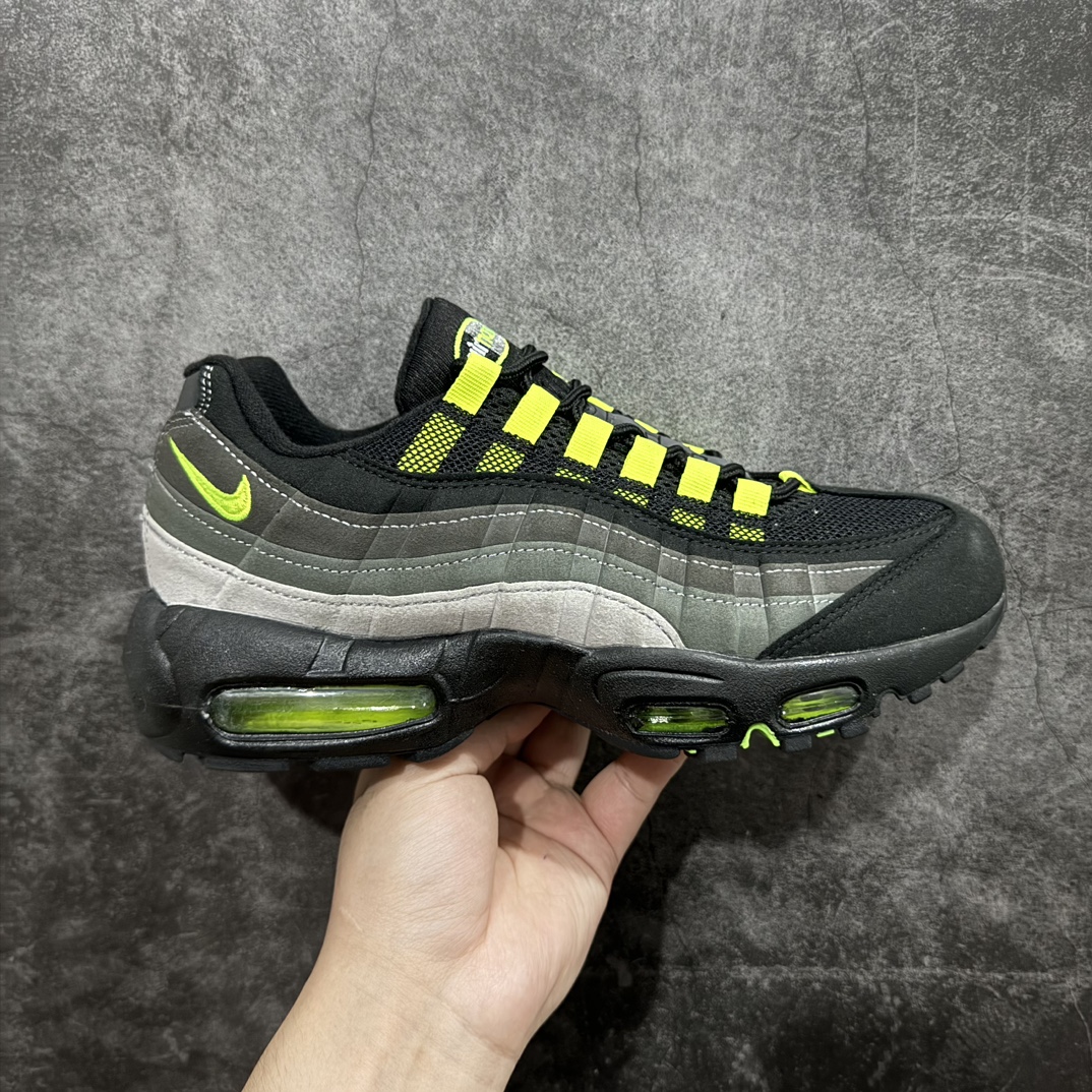 【MX版】Nike Air Max 95 复古减震气垫跑鞋 FV4710-001n经典重温 外单专供大厂出品 品质稳定鞋款设计灵感源于人体构造 中底设计基于人体的脊柱构造 是整体设计的核心 尼龙孔眼代表了肋骨  而分层式面板和网眼象征着肌肉纤维和肉体组织 Air Max 95采用了两个独立的吹塑成型的Air-Sole单元 并首次在前掌使用可视化气垫设计 Swoosh logo夜当作一个 点符号放在了鞋子的后帮位置 20年的发展让 AIR MAX 95有了不同的故事 20年后再度面向世人的时候 焕然一新的面貌 让人有了另外一种清新脱俗的感觉 SIZE：36 36.5 37.5 38 38.5 39 40 40.5 41 42 42.5 43 44 44.5 45 46 47.5 48 编码：NM250260-鞋库