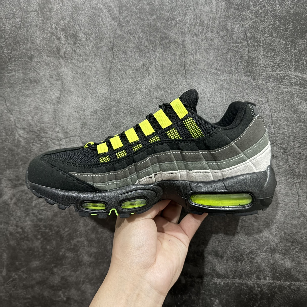 图片[2]-【MX版】Nike Air Max 95 复古减震气垫跑鞋 FV4710-001n经典重温 外单专供大厂出品 品质稳定鞋款设计灵感源于人体构造 中底设计基于人体的脊柱构造 是整体设计的核心 尼龙孔眼代表了肋骨  而分层式面板和网眼象征着肌肉纤维和肉体组织 Air Max 95采用了两个独立的吹塑成型的Air-Sole单元 并首次在前掌使用可视化气垫设计 Swoosh logo夜当作一个 点符号放在了鞋子的后帮位置 20年的发展让 AIR MAX 95有了不同的故事 20年后再度面向世人的时候 焕然一新的面貌 让人有了另外一种清新脱俗的感觉 SIZE：36 36.5 37.5 38 38.5 39 40 40.5 41 42 42.5 43 44 44.5 45 46 47.5 48 编码：NM250260-鞋库