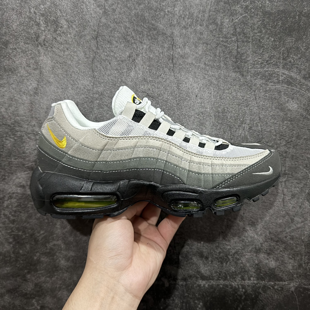 【MX版】Nike Air Max 95 复古减震气垫跑鞋 FD9775-001n经典重温 外单专供大厂出品 品质稳定鞋款设计灵感源于人体构造 中底设计基于人体的脊柱构造 是整体设计的核心 尼龙孔眼代表了肋骨  而分层式面板和网眼象征着肌肉纤维和肉体组织 Air Max 95采用了两个独立的吹塑成型的Air-Sole单元 并首次在前掌使用可视化气垫设计 Swoosh logo夜当作一个 点符号放在了鞋子的后帮位置 20年的发展让 AIR MAX 95有了不同的故事 20年后再度面向世人的时候 焕然一新的面貌 让人有了另外一种清新脱俗的感觉 SIZE：36 36.5 37.5 38 38.5 39 40 40.5 41 42 42.5 43 44 44.5 45 46 47.5 48 编码：NM250260-鞋库