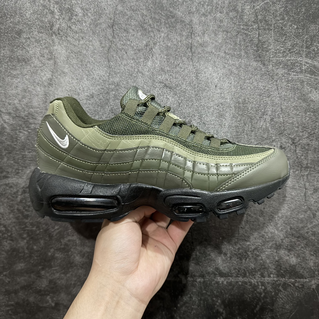 【MX版】Nike Air Max 95 复古减震气垫跑鞋 DZ4511-300n经典重温 外单专供大厂出品 品质稳定鞋款设计灵感源于人体构造 中底设计基于人体的脊柱构造 是整体设计的核心 尼龙孔眼代表了肋骨  而分层式面板和网眼象征着肌肉纤维和肉体组织 Air Max 95采用了两个独立的吹塑成型的Air-Sole单元 并首次在前掌使用可视化气垫设计 Swoosh logo夜当作一个 点符号放在了鞋子的后帮位置 20年的发展让 AIR MAX 95有了不同的故事 20年后再度面向世人的时候 焕然一新的面貌 让人有了另外一种清新脱俗的感觉 SIZE：36 36.5 37.5 38 38.5 39 40 40.5 41 42 42.5 43 44 44.5 45 46 47.5 48 编码：NM250260-鞋库