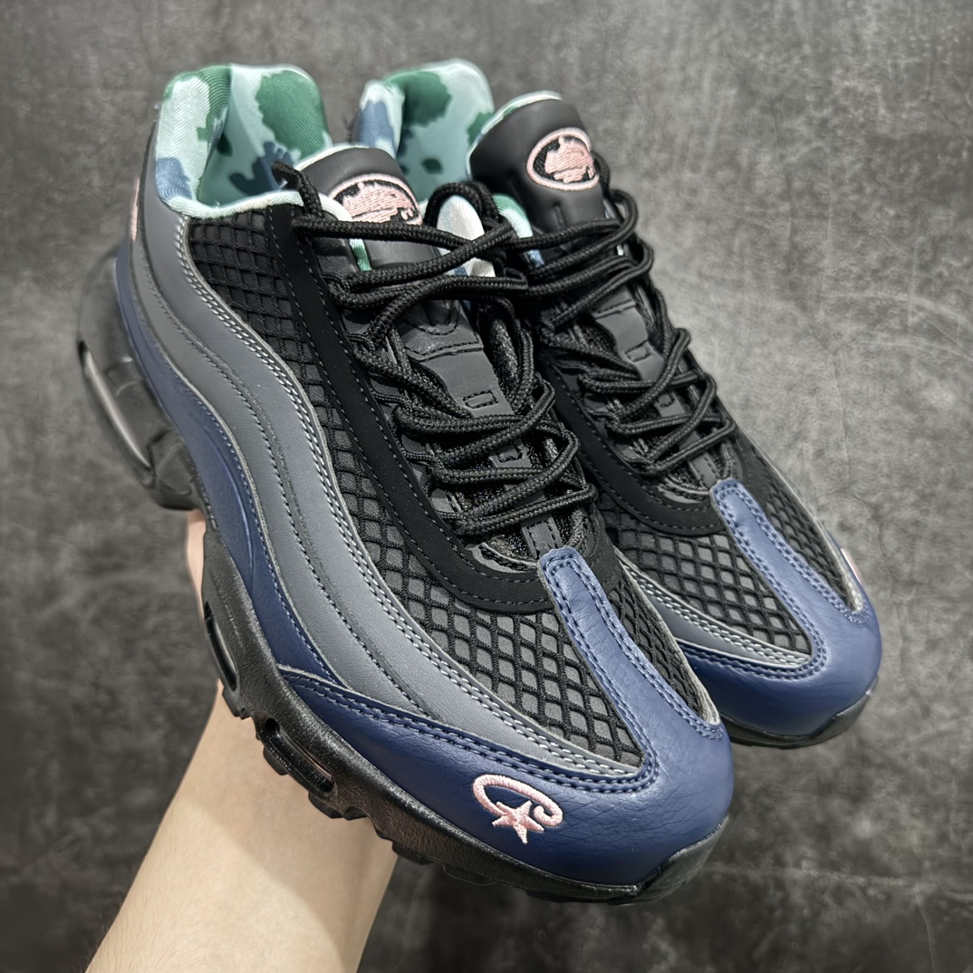 【MX版】Nike Air Max 95 复古减震气垫跑鞋 DZ4511-300n经典重温 外单专供大厂出品 品质稳定鞋款设计灵感源于人体构造 中底设计基于人体的脊柱构造 是整体设计的核心 尼龙孔眼代表了肋骨  而分层式面板和网眼象征着肌肉纤维和肉体组织 Air Max 95采用了两个独立的吹塑成型的Air-Sole单元 并首次在前掌使用可视化气垫设计 Swoosh logo夜当作一个 点符号放在了鞋子的后帮位置 20年的发展让 AIR MAX 95有了不同的故事 20年后再度面向世人的时候 焕然一新的面貌 让人有了另外一种清新脱俗的感觉 SIZE：36 36.5 37.5 38 38.5 39 40 40.5 41 42 42.5 43 44 44.5 45 46 47.5 48 编码：NM250260-鞋库