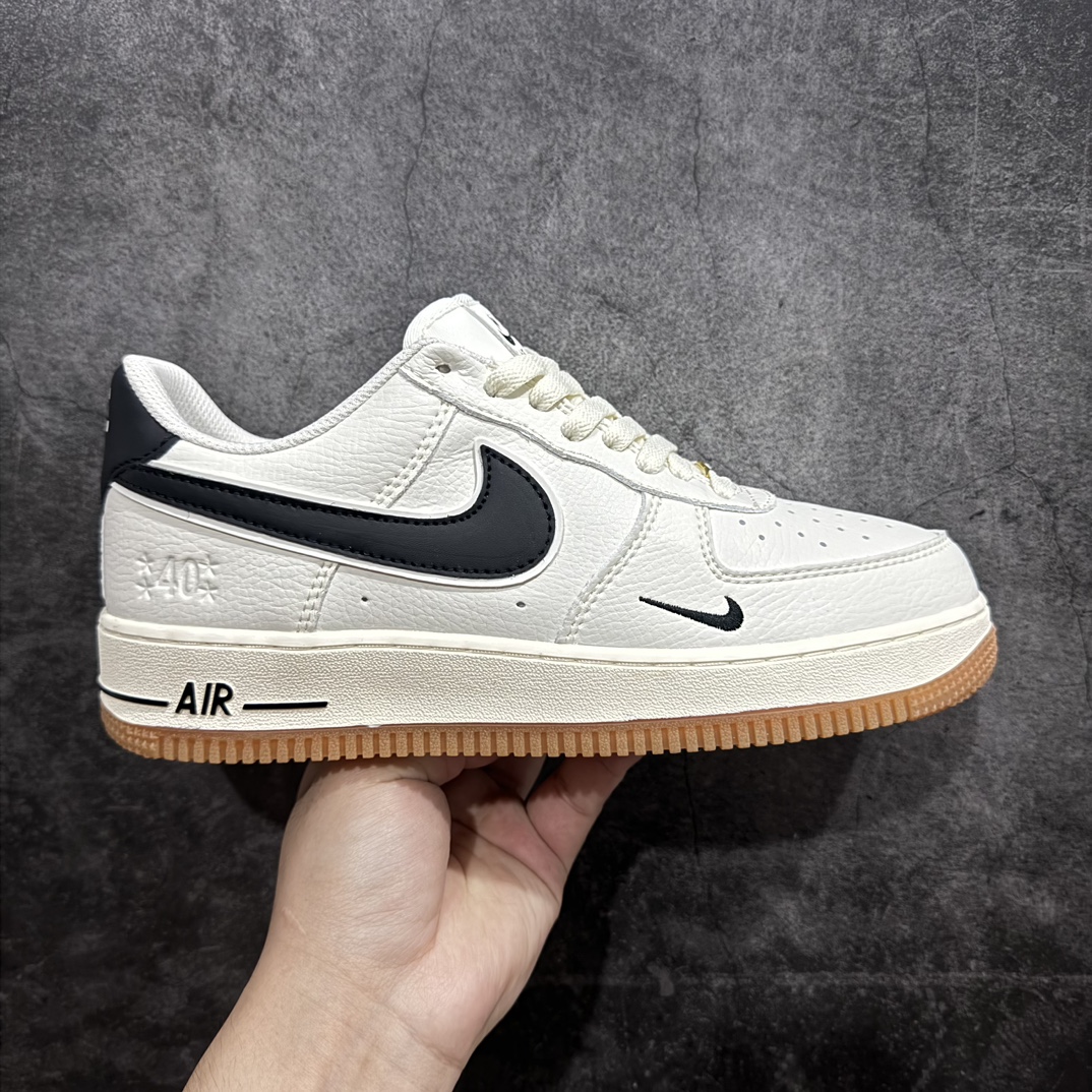 【公司级】Air Force 1 \’07 Low 周年米白黑n原楦头原纸板 打造纯正空军版型n#专注外贸渠道  全掌内置蜂窝气垫 #原盒配件 原厂中底钢印、拉帮完美  官方同步上架 货号：WA0531-301 Size：36 36.5 37.5 38 38.5 39 40 40.5 41 42 42.5 43 44 44.5 45 编码：LF270280-鞋库