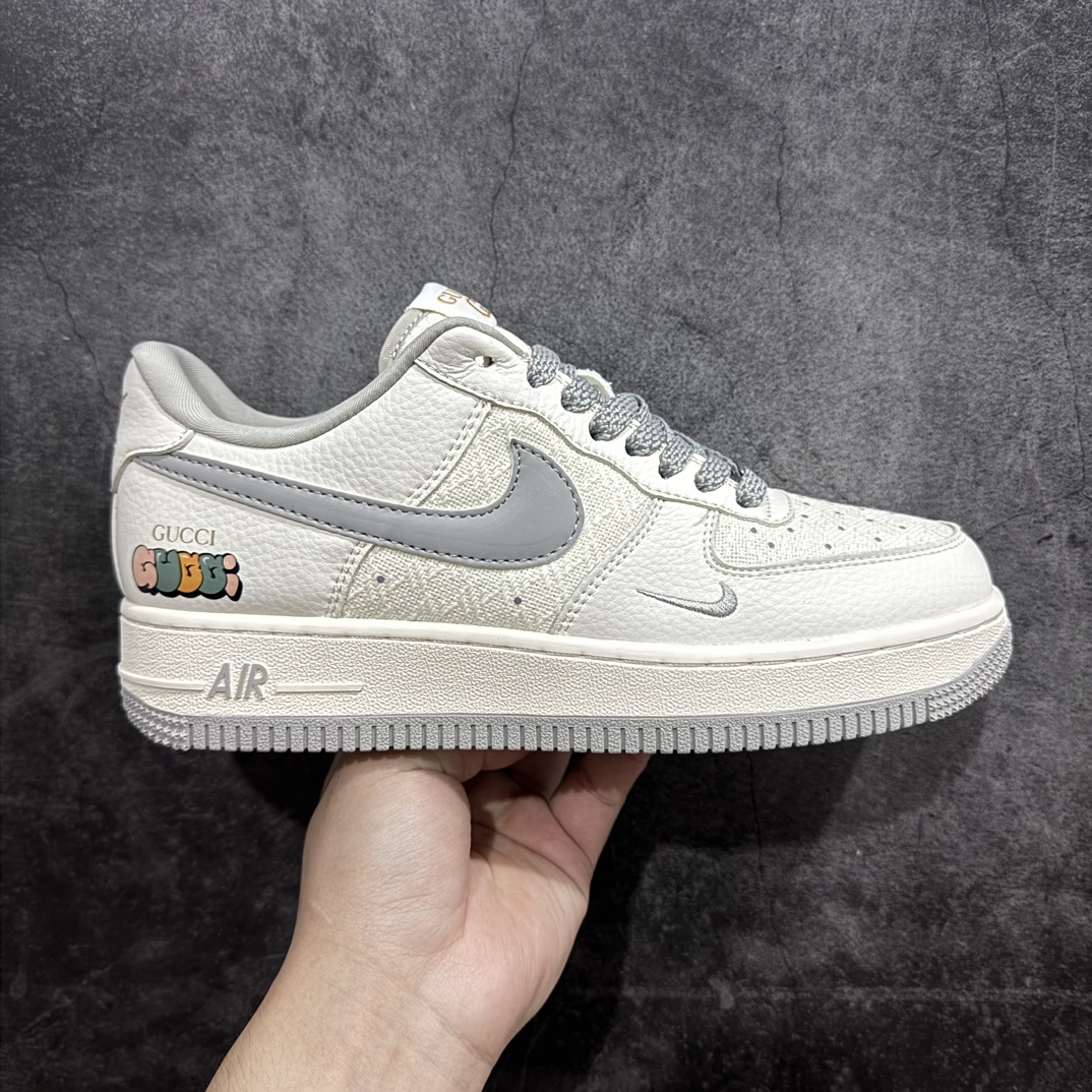 【定制版】海外限量发售NIke Air Force 1 \’07 Low “古驰联名–米灰亚麻”空军一号 低帮 运动鞋 休闲鞋 折边针车 工艺难度大 原楦头原纸板 原装鞋盒 定制五金配件 内置全掌气垫 原厂鞋底货号：XZ3398-688 Size：36 36.5 37.5 38 38.5 39 40 40.5 41 42 42.5 43 44 44.5 45 编码：LF310320-鞋库